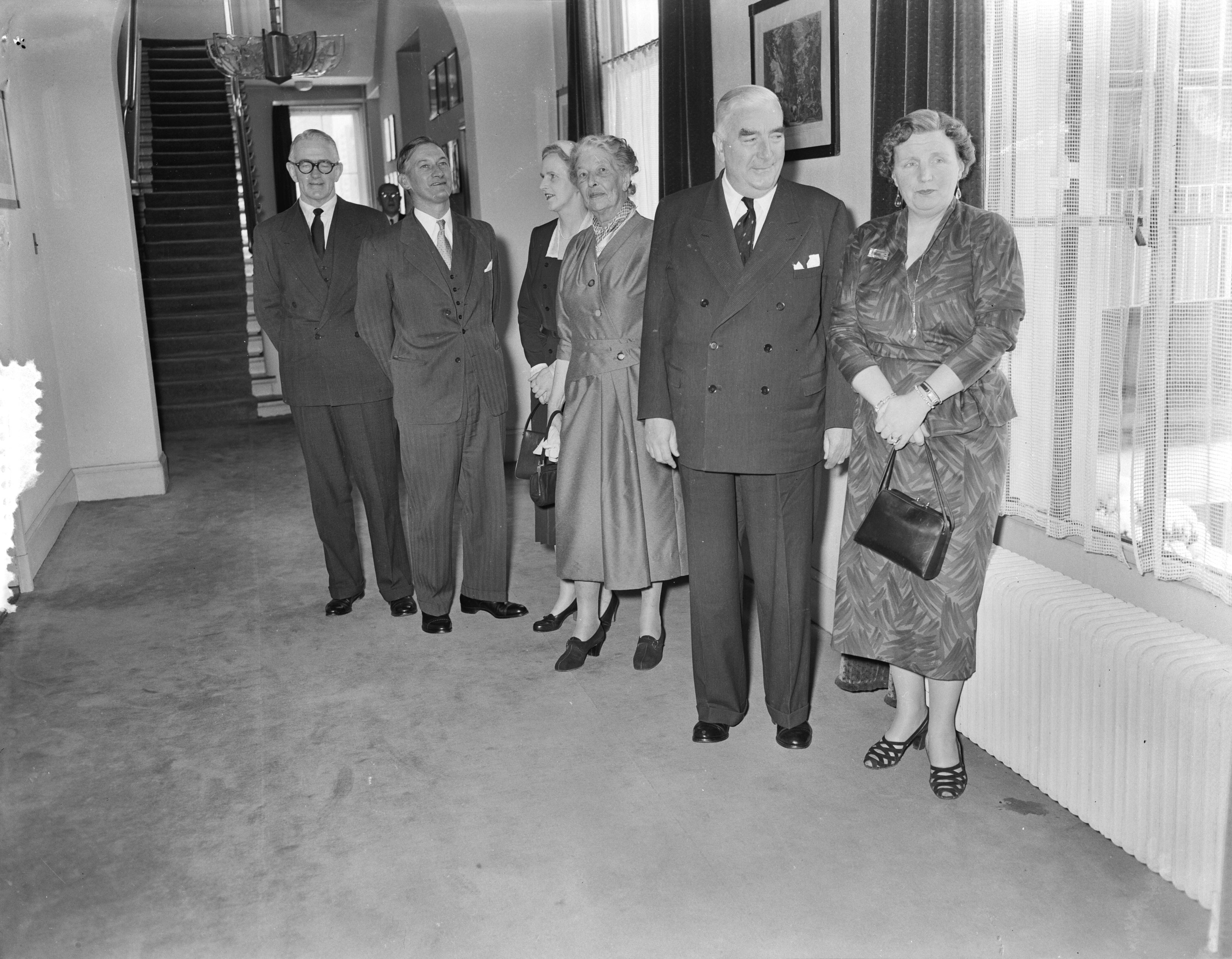 Fotocollectie Anefo — Koningin Juliana ontvangt de Australische premier Robert G. Menzies op paleis Soestdijk — Foto: Noske, J.D. / Anefo. Licentie: Set B: Rechtenvrij / Publiek Domein. Bron: Nationaal Archief. http://hdl.handle.net/10648/a930dcdc-d0b4-102d-bcf8-003048976d84