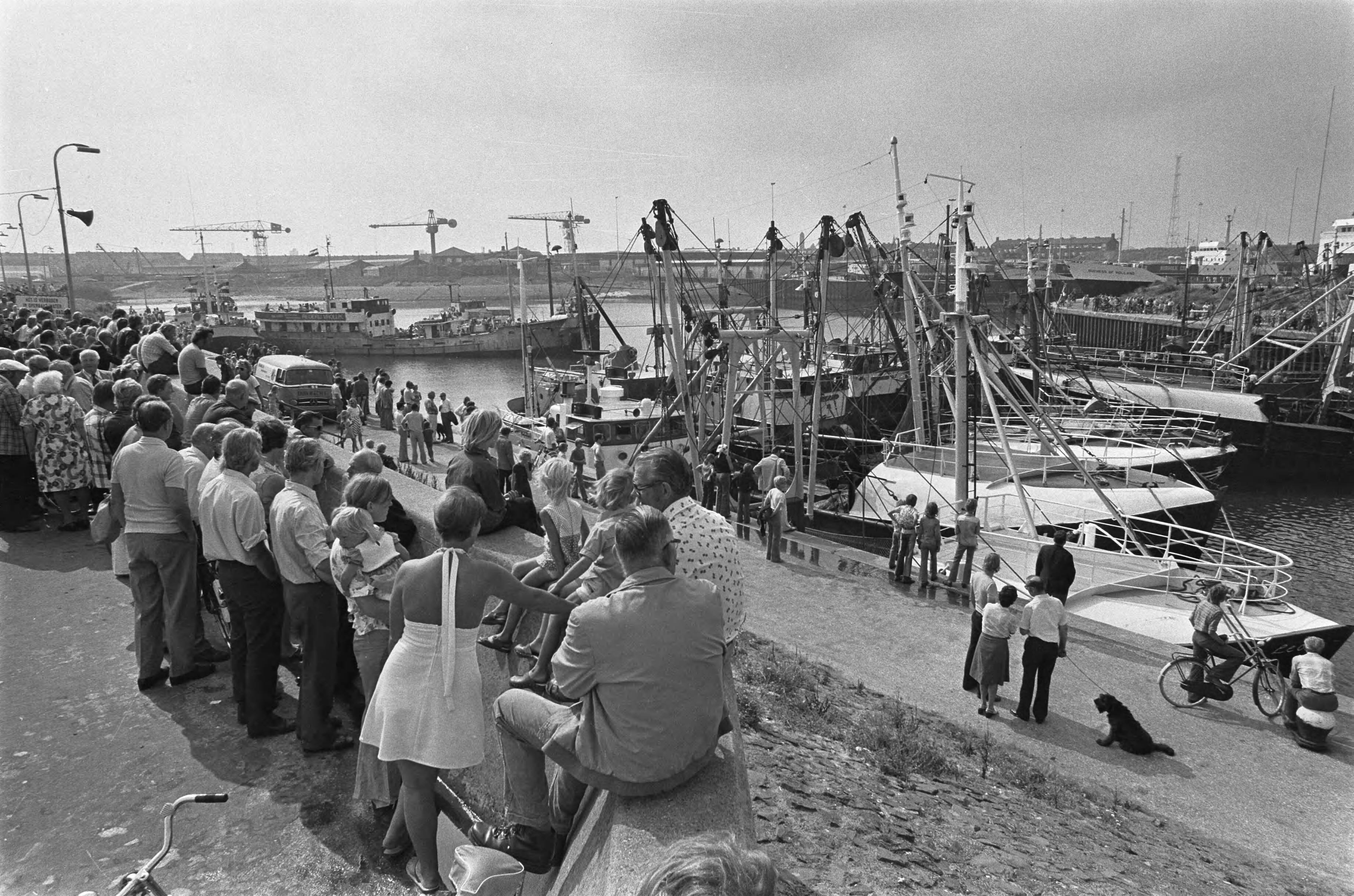 Scheveningse haven wordt geblokkeerd door vissersschepen — Publieke belangstelling bij de blokkade van de schepem. — Foto: Mieremet, Rob / Anefo. Licentie: Set B: Rechtenvrij / Publiek Domein. Bron: Nationaal Archief. http://hdl.handle.net/10648/ac6f6f44-d0b4-102d-bcf8-003048976d84