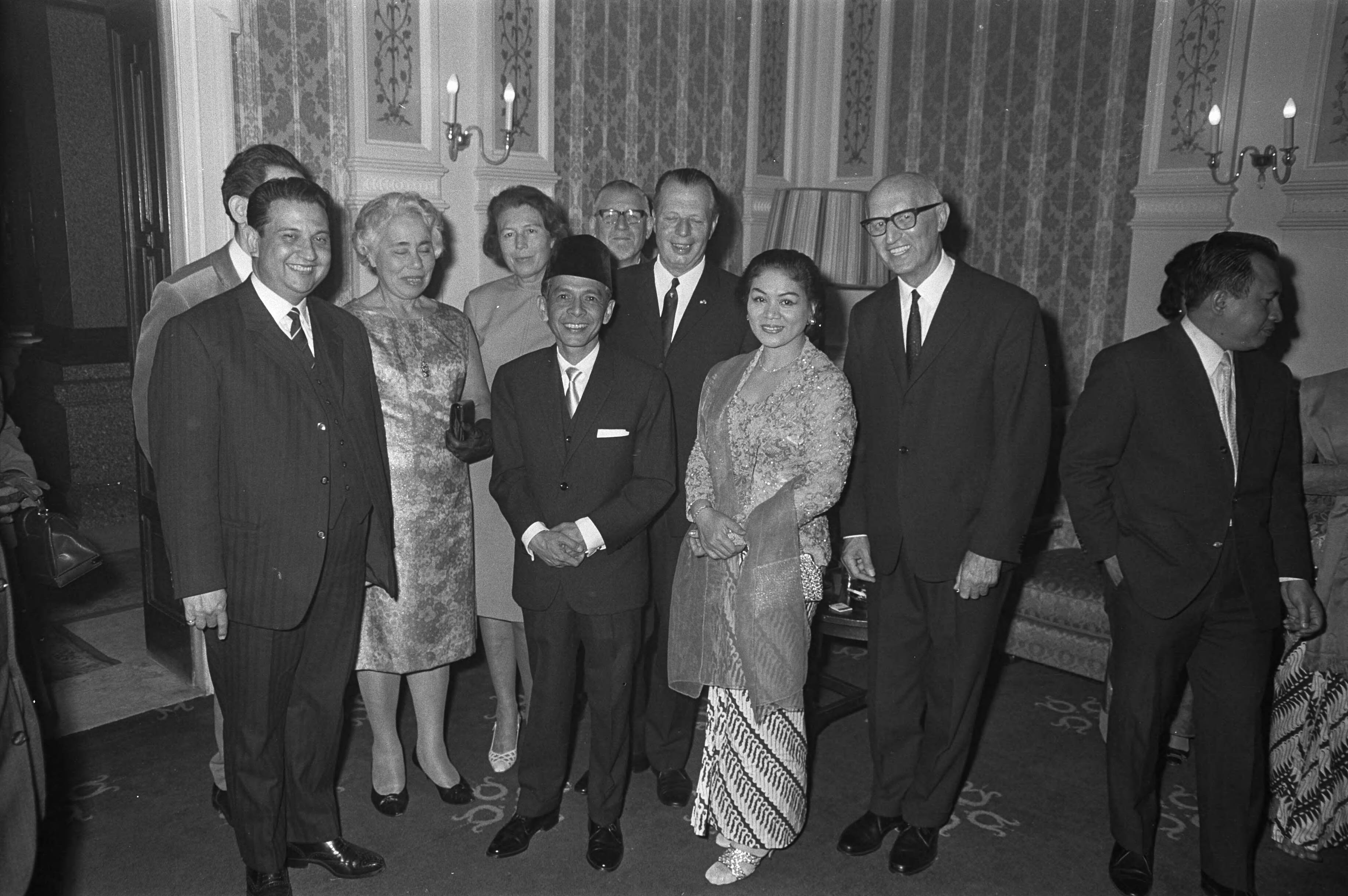 Onafhankelijkheidsherdenking door de Indonesische ambassade in kasteel Oud-Wassenaar — De ambassadeur van Indonesië, de heer Natadinigrat en echtgenote temidden van hun gasten — Foto: Fotograaf Onbekend / Anefo. Licentie: Set B: Rechtenvrij / Publiek Domein. Bron: Nationaal Archief. http://hdl.handle.net/10648/ab4a70e6-d0b4-102d-bcf8-003048976d84
