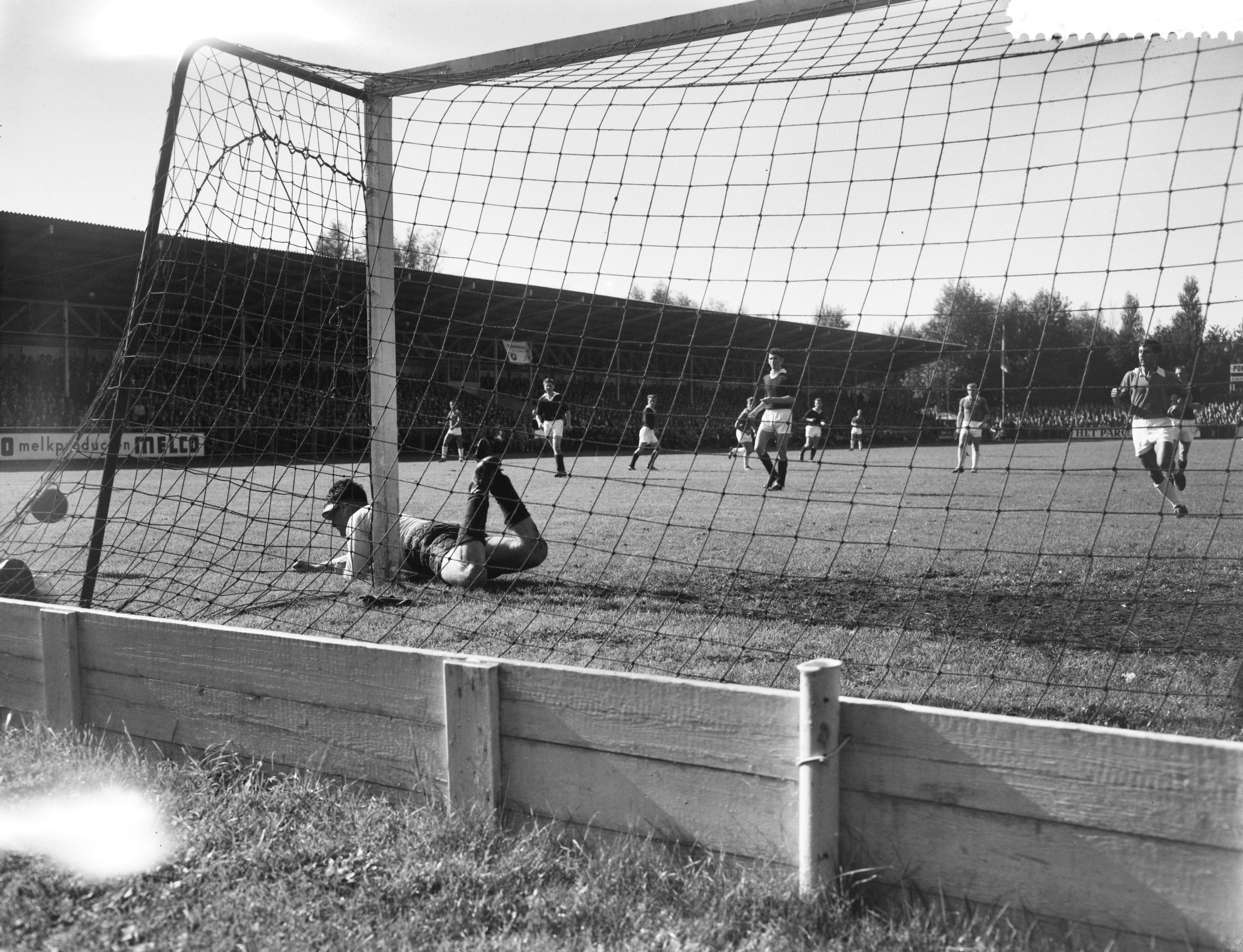 Fotocollectie Anefo — Voetbal. Alkmaar'54 tegen Rapid JC 1-1. Spelmoment, keeper Jacobs van Rapid JC — Foto: Lindeboom, Henk / Anefo. Licentie: Set B: Rechtenvrij / Publiek Domein. Bron: Nationaal Archief. http://hdl.handle.net/10648/a9ba4e22-d0b4-102d-bcf8-003048976d84
