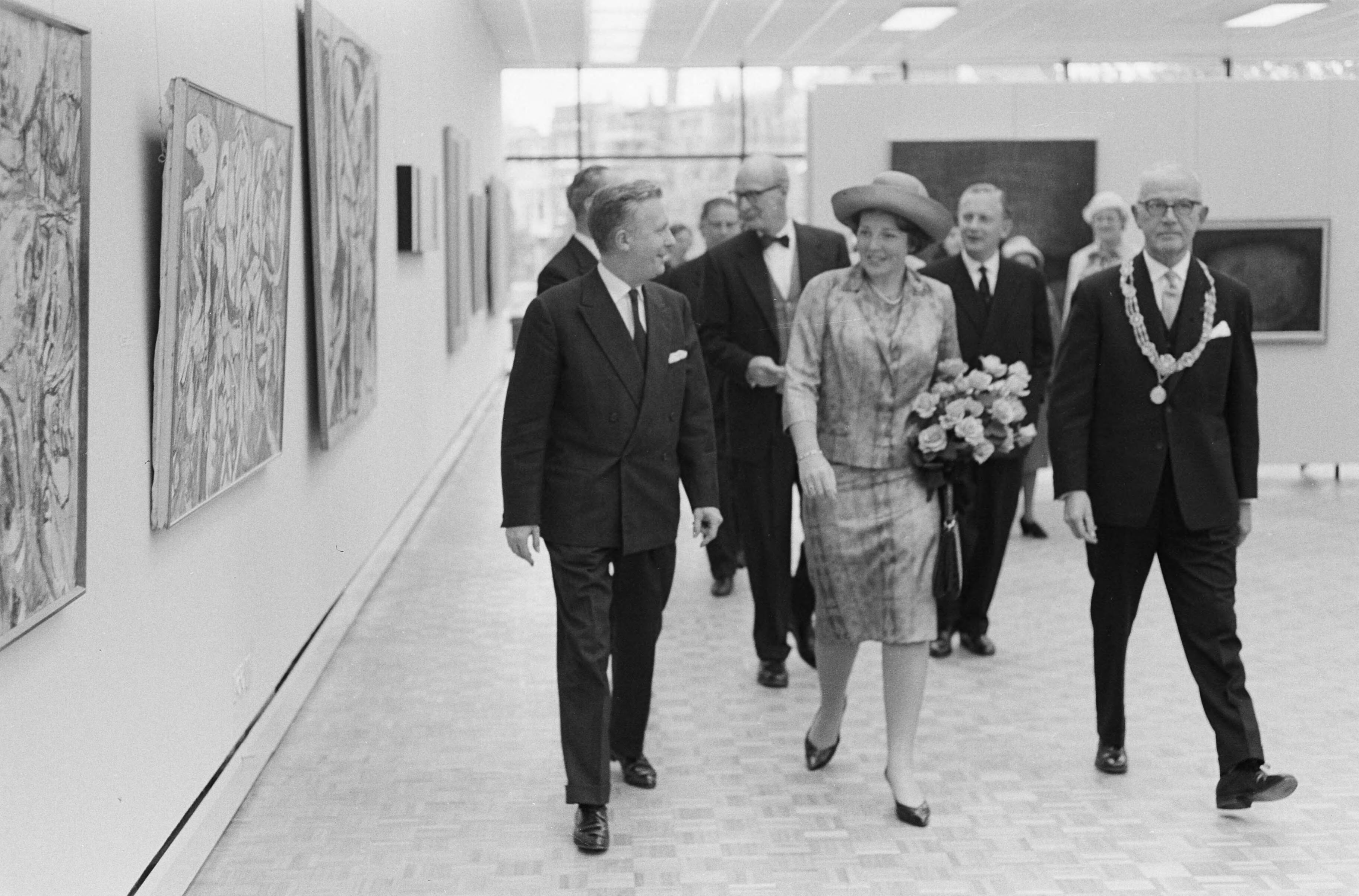 Fotocollectie Anefo — Prinses Beatrix opende nieuwe vleugel van het Haags Gemeentemuseum. Rondgang door de nieuwe tentoonstellingsruimte met ? en burgemeester Kolfschoten — Foto: Pot, Harry / Anefo. Licentie: Set B: Rechtenvrij / Publiek Domein. Bron: Nationaal Archief. http://hdl.handle.net/10648/aa0f4242-d0b4-102d-bcf8-003048976d84