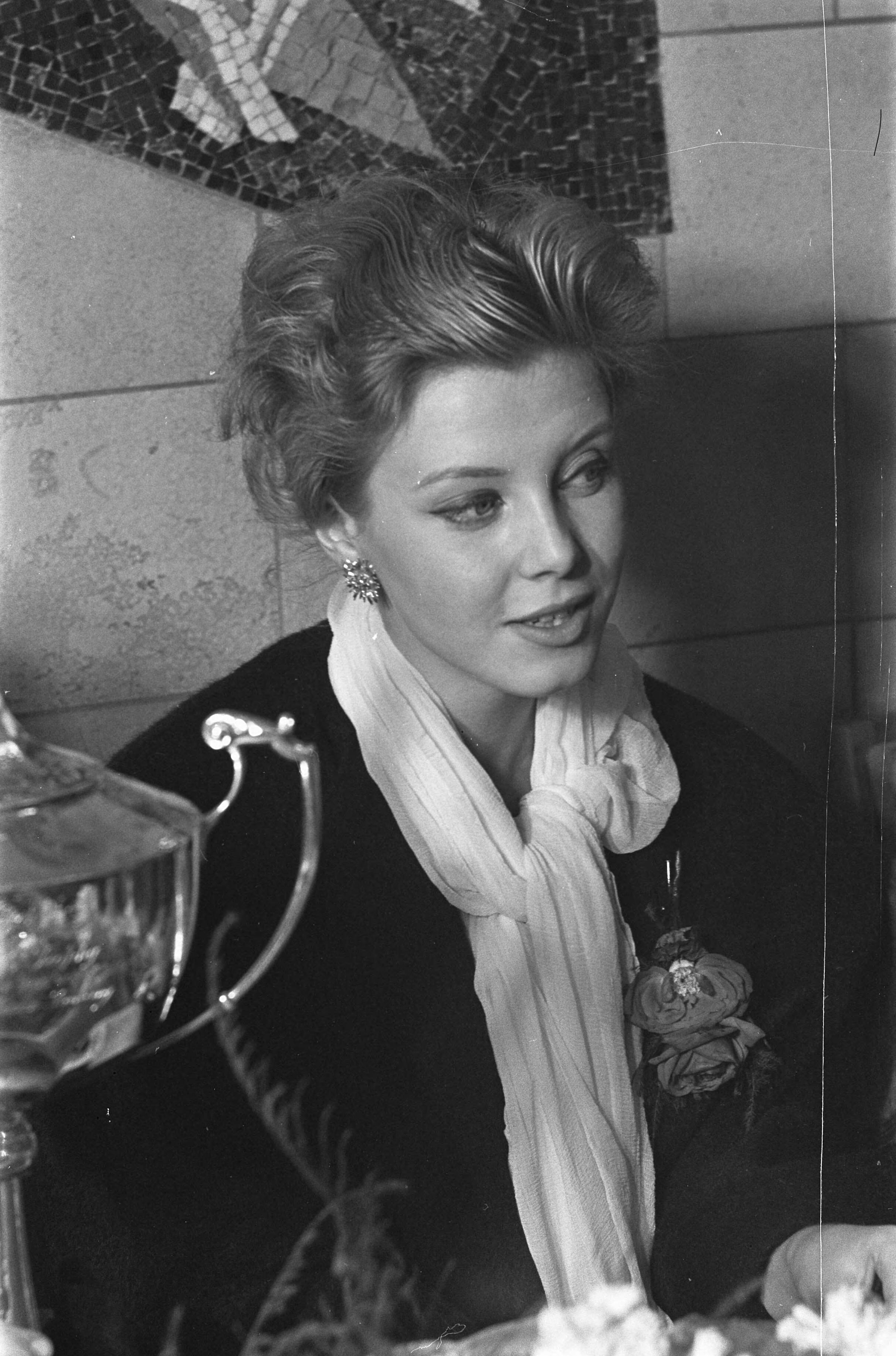 Miss World 1959 — Aankomst van Corine Rottschäfer (miss World 1959) op Schiphol — Foto: Fotograaf Onbekend / Anefo. Licentie: Set B: Rechtenvrij / Publiek Domein. Bron: Nationaal Archief. http://hdl.handle.net/10648/a9a1f9e4-d0b4-102d-bcf8-003048976d84