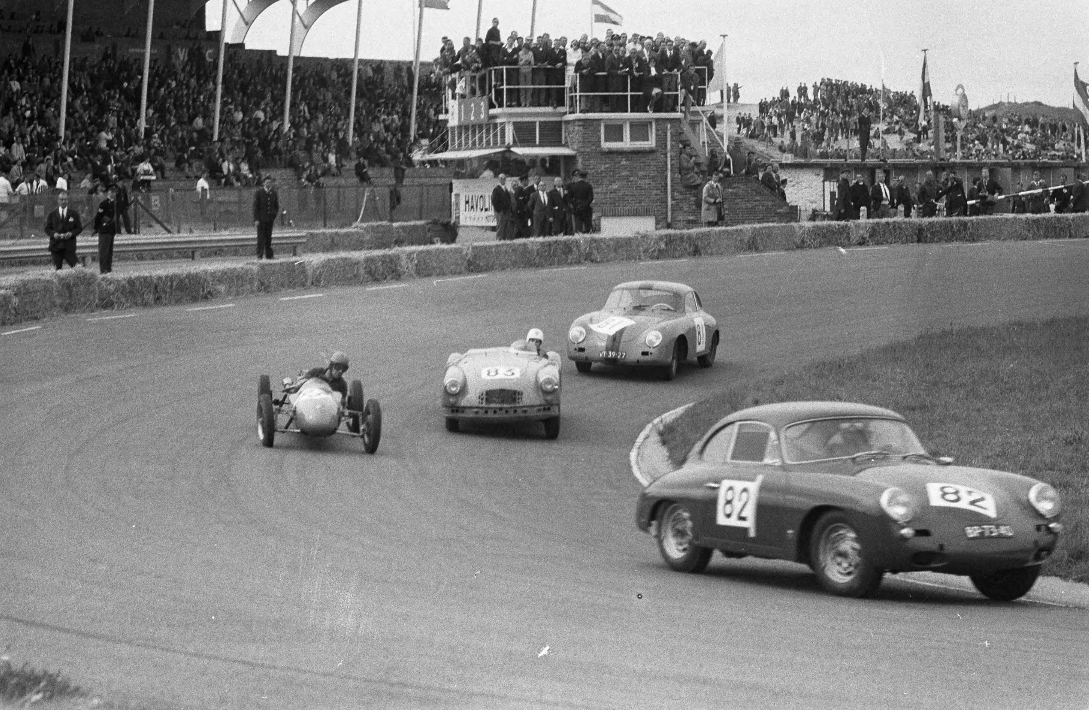 Fotocollectie Anefo — Nationale sportwagenraces op het circuit van Zandvoort — Foto: Bilsen, Joop van / Anefo. Licentie: Set B: Rechtenvrij / Publiek Domein. Bron: Nationaal Archief. http://hdl.handle.net/10648/aa0bfcf4-d0b4-102d-bcf8-003048976d84