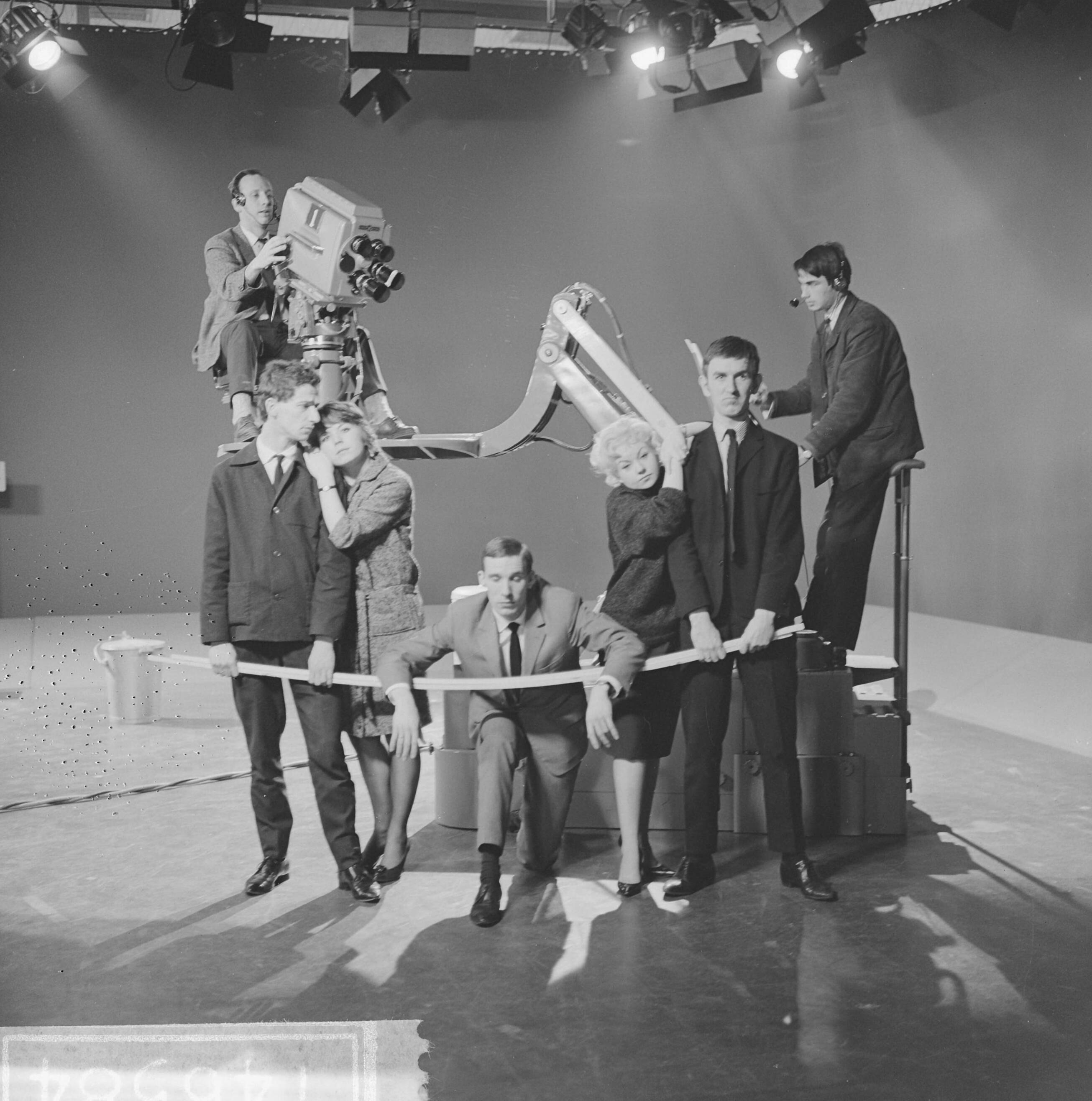 Fotocollectie Anefo — Nieuwe tv-studio voor NTS in gebruik genomen — Foto: Koch, Eric / Anefo. Licentie: Set B: Rechtenvrij / Publiek Domein. Bron: Nationaal Archief. http://hdl.handle.net/10648/aa2436b6-d0b4-102d-bcf8-003048976d84
