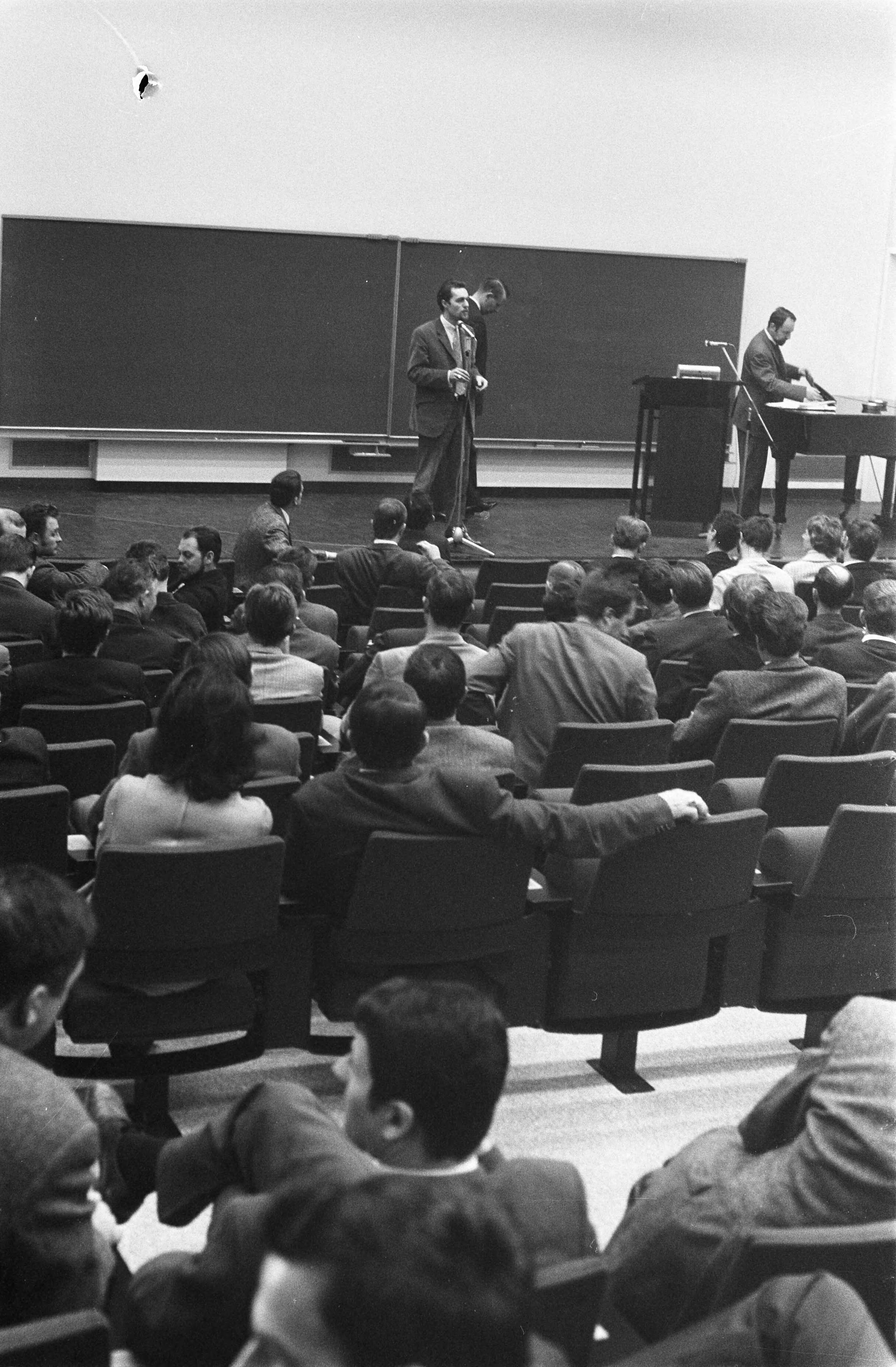 Fotocollectie Anefo — "Bezetters" van het Reactorcentrum te Petten vergaderen. Nummer 15 Wim Olthoff voor bord — Foto: Verhoeff, Bert / Anefo. Licentie: Set B: Rechtenvrij / Publiek Domein. Bron: Nationaal Archief. http://hdl.handle.net/10648/ab7f0144-d0b4-102d-bcf8-003048976d84