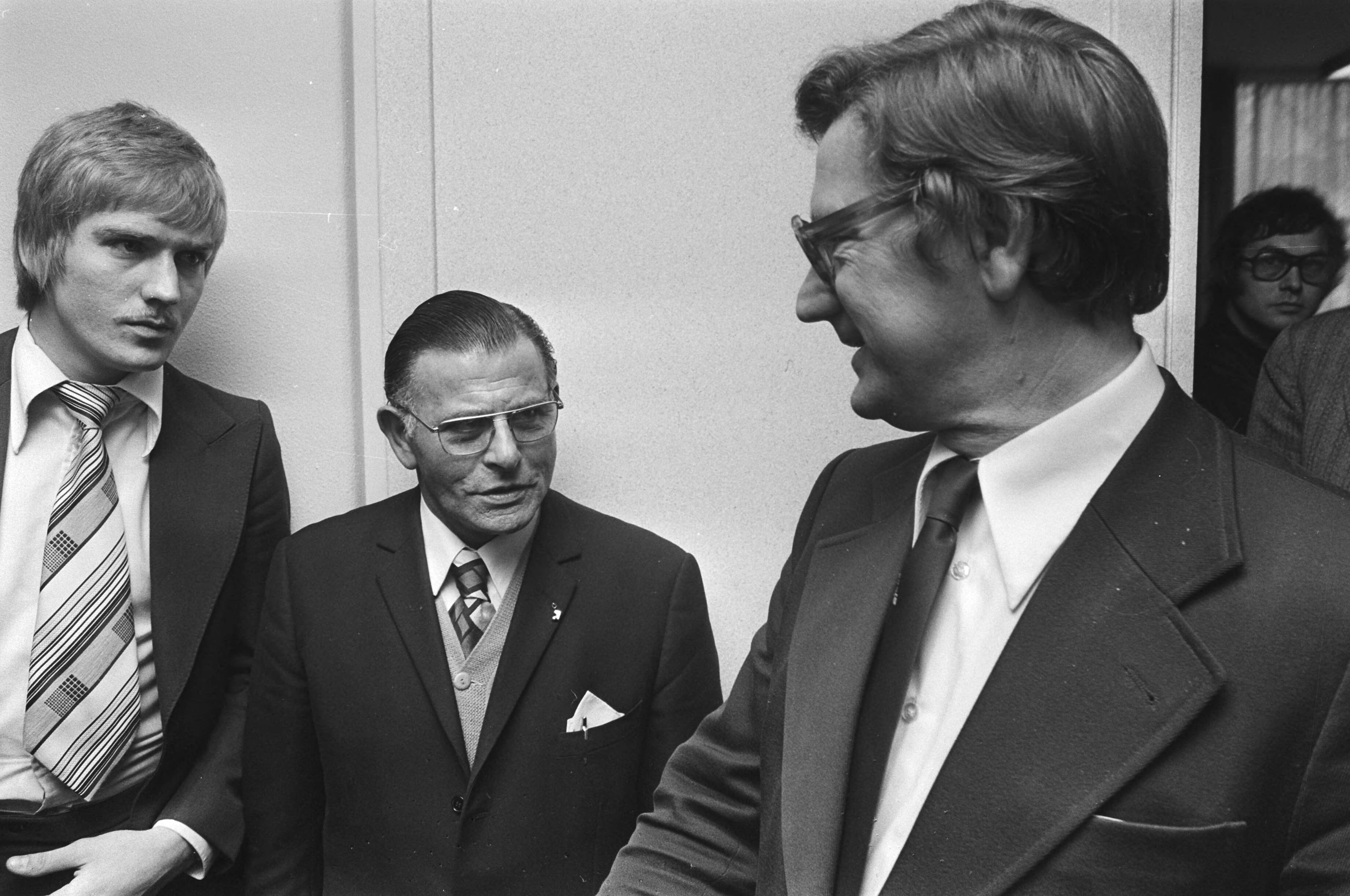 Fotocollectie Anefo — Minister Westerterp ontvangt verontruste taxichauffeurs in Den Haag ; Westerterp (rechts) met Poons (voorzitter Haagse Taxicentrale ) (midden) — Foto: Mieremet, Rob / Anefo. Licentie: Set B: Rechtenvrij / Publiek Domein. Bron: Nationaal Archief. http://hdl.handle.net/10648/ac7e7b7e-d0b4-102d-bcf8-003048976d84