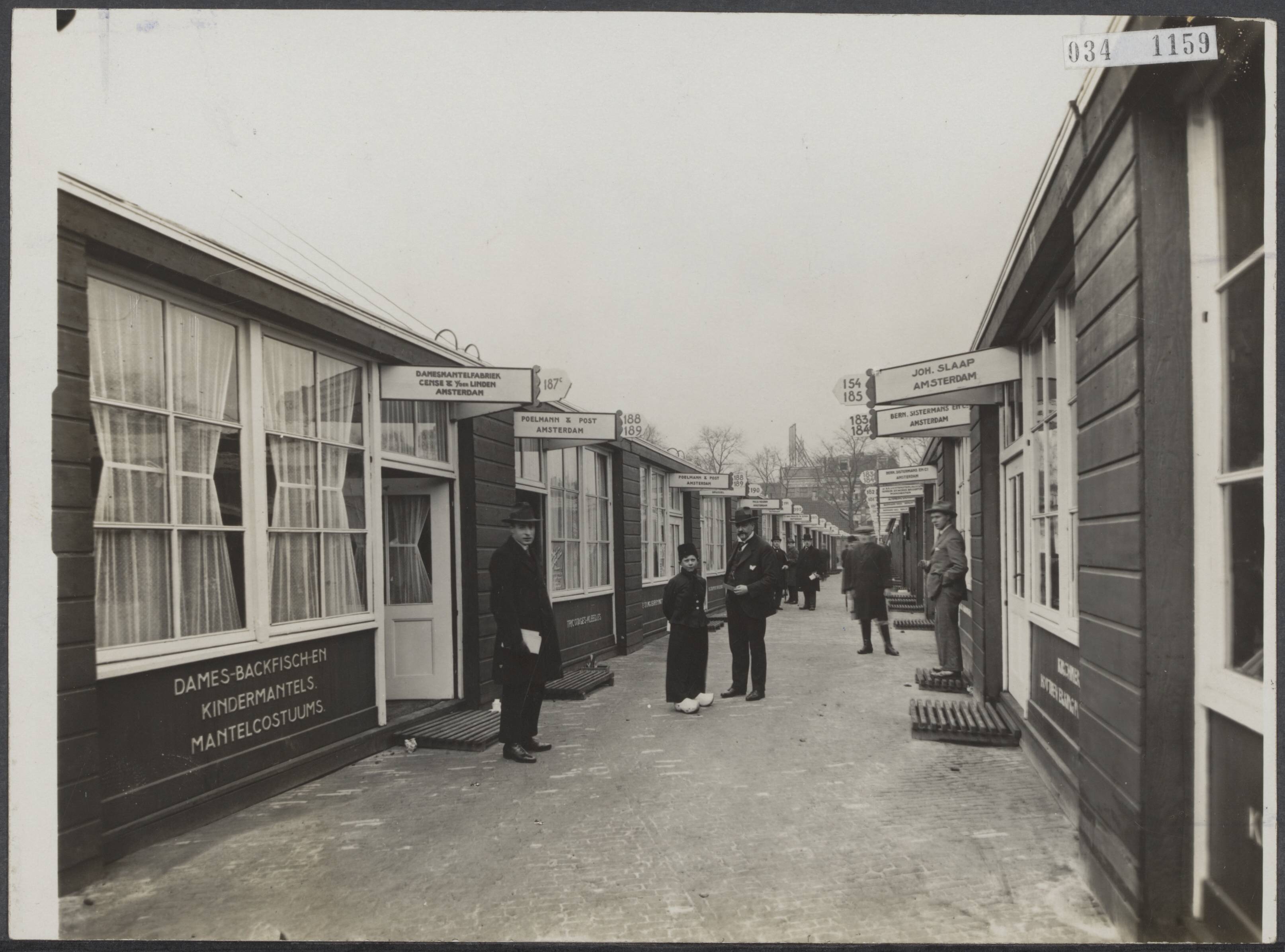 Fotocollectie Elsevier Binnenland — Barakken van standhouders op de Internationale Jaarbeurs te Utrecht — Foto: N.V. Vereenigde Fotobureaux. Licentie: Set B: Rechtenvrij / Publiek Domein. Bron: Nationaal Archief. http://hdl.handle.net/10648/ade94714-d0b4-102d-bcf8-003048976d84