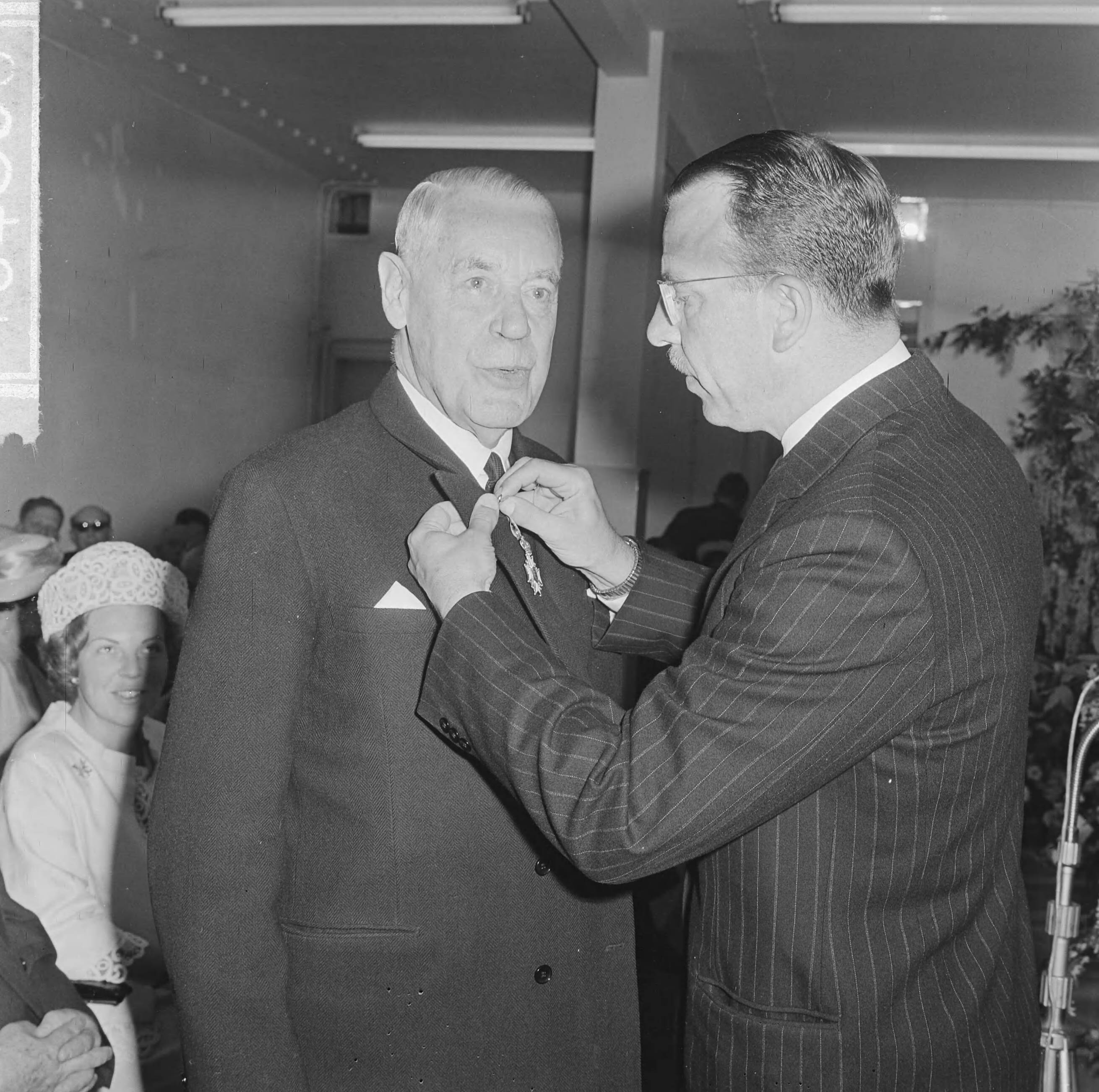 Fotocollectie Anefo — Prinses Beatrix opende blindenbibliotheek in Den Haag — Foto: Koch, Eric / Anefo. Licentie: Set B: Rechtenvrij / Publiek Domein. Bron: Nationaal Archief. http://hdl.handle.net/10648/aa6ad530-d0b4-102d-bcf8-003048976d84
