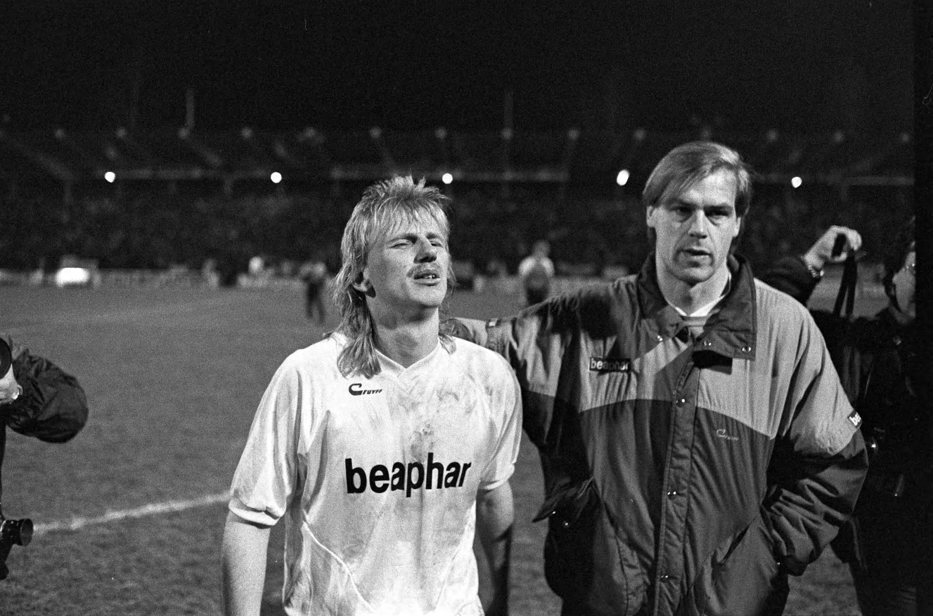 Collectie nader te bepalen — Voetbal. Kwartfinale Europacup II. Roda JC tegen CSKA Sofia 2-1. Michel Boerebach wordt getroost, hij miste de beslissende strafschop — Foto: Fotograaf Onbekend / Fotobureau onbekend / Spaarnestad Photo (05887). Licentie: Set B: Rechtenvrij / Publiek Domein. Bron: Nationaal Archief. http://hdl.handle.net/10648/35429da6-28d9-a382-e063-6df0900a6686