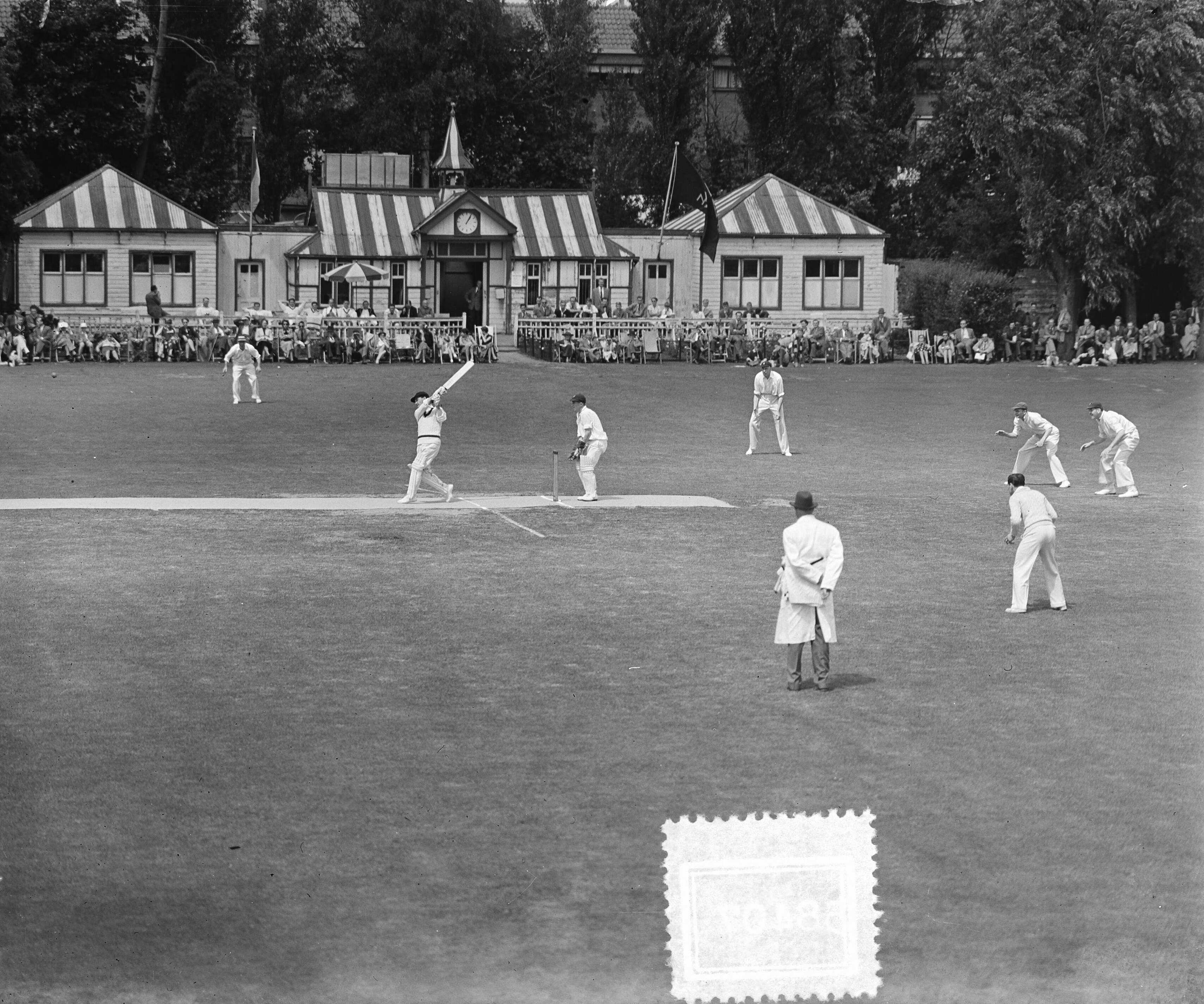 Fotocollectie Anefo — Engelse en Australische cricketwedstrijden op het HCC-terrein te Den Haag. Spelmoment — Foto: Duinen, H. van / Anefo. Licentie: Set B: Rechtenvrij / Publiek Domein. Bron: Nationaal Archief. http://hdl.handle.net/10648/a90f9cb6-d0b4-102d-bcf8-003048976d84