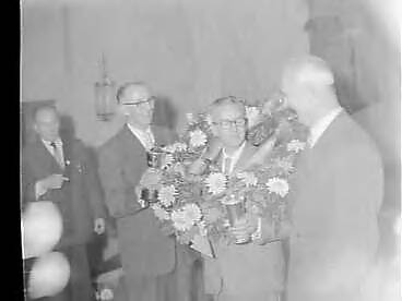Fotocollectie Anefo — Marcel Deslaurier (Canada) wereldkampioen dammen. Rechts burgemeester mr. O. P. F. U. Cremer van Haarlem — Foto: Behrens, Herbert F. / Anefo. Licentie: Set B: Rechtenvrij / Publiek Domein. Bron: Nationaal Archief. http://hdl.handle.net/10648/a9539588-d0b4-102d-bcf8-003048976d84