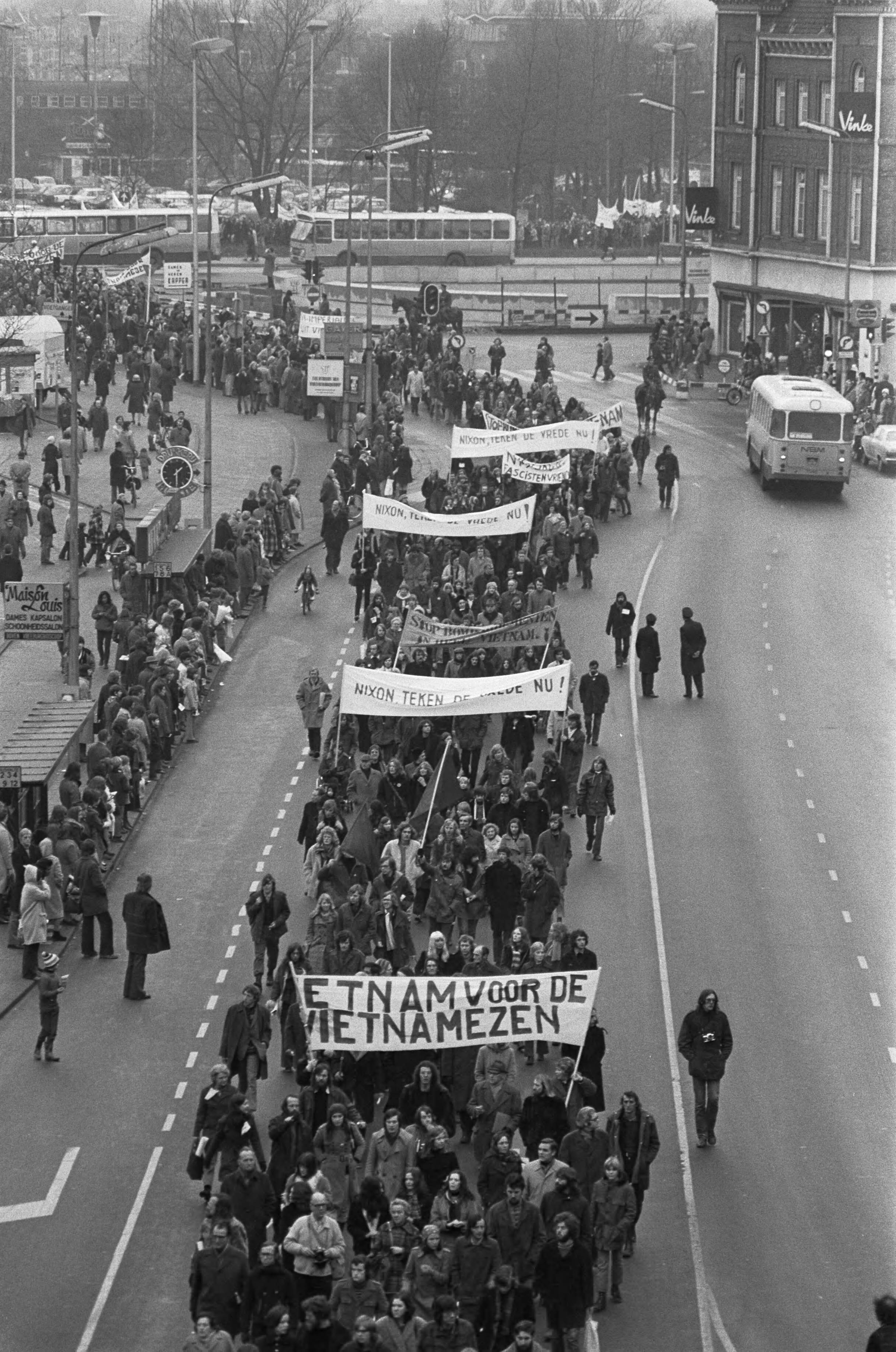 Fotocollectie Anefo — Demonstratie tegen oorlog in Vietnam van meer dan 50.000 mensen in Utrecht, de demonstranten trekken door Utrecht — Foto: Punt, W. / Anefo. Licentie: Set B: Rechtenvrij / Publiek Domein. Bron: Nationaal Archief. http://hdl.handle.net/10648/ac21a4ee-d0b4-102d-bcf8-003048976d84