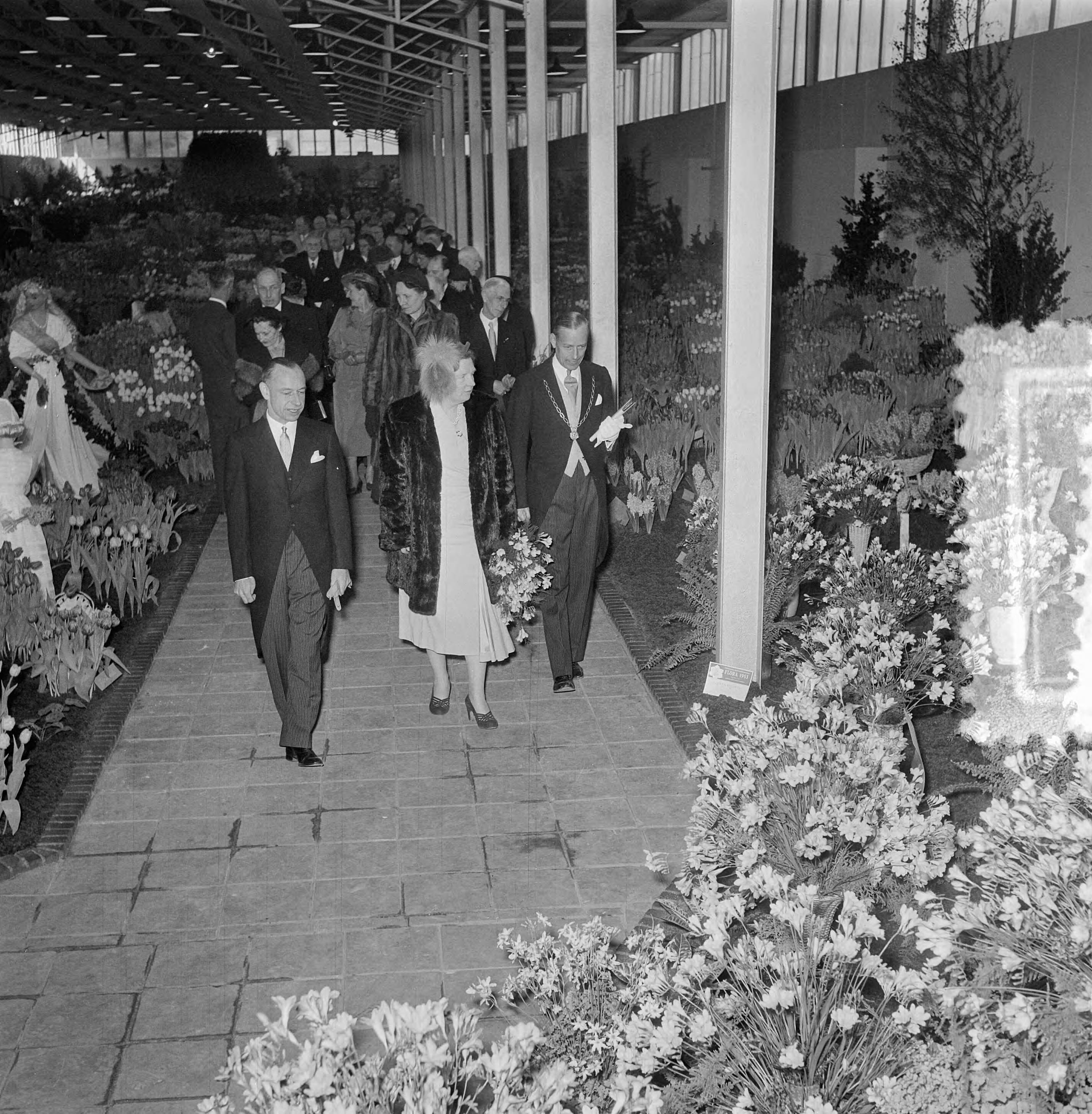 Koningin Juliana opent "Flora" te Heemstede — Foto: Noske, J.D. / Anefo. — Licentie: Set B: Rechtenvrij / Publiek Domein. Bron: Nationaal Archief. http://hdl.handle.net/10648/a9083728-d0b4-102d-bcf8-003048976d84