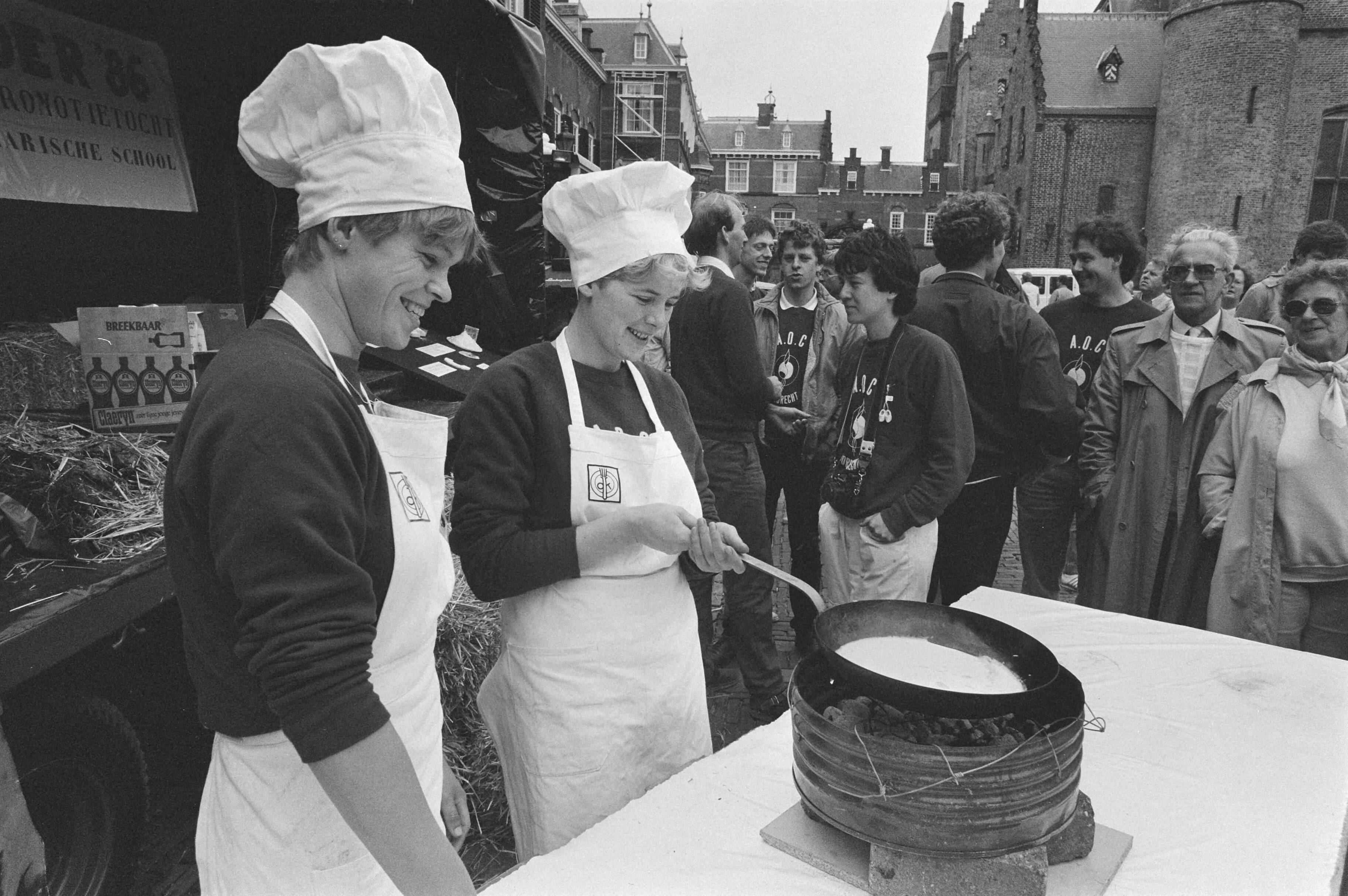 Fotocollectie Anefo — "Toer de Boer": studenten bieden in Den Haag pannekoeken van landbouwoverschotten aan van Noort (CDA), Ysma (D66), van Hek (PvdA) — Foto: Bogaerts, Rob / Anefo. Licentie: Set B: Rechtenvrij / Publiek Domein. Bron: Nationaal Archief. http://hdl.handle.net/10648/ad540bea-d0b4-102d-bcf8-003048976d84