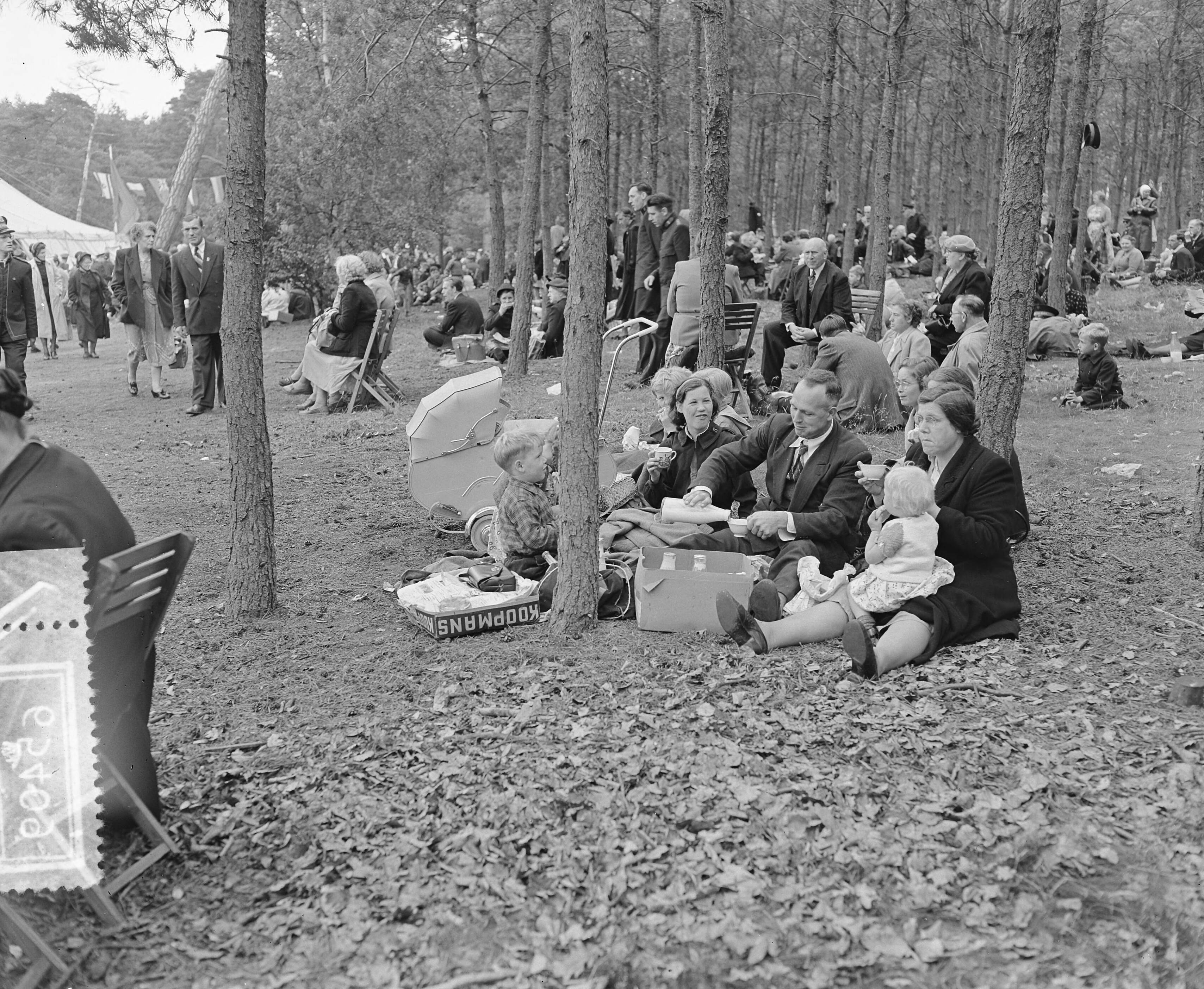Fotocollectie Anefo — Nationale Velddag van het Leger des Heils te Baarn (jeugddag). Picknickende deelnemers — Foto: Rossem, Wim van / Anefo. Licentie: Set B: Rechtenvrij / Publiek Domein. Bron: Nationaal Archief. http://hdl.handle.net/10648/a924302c-d0b4-102d-bcf8-003048976d84