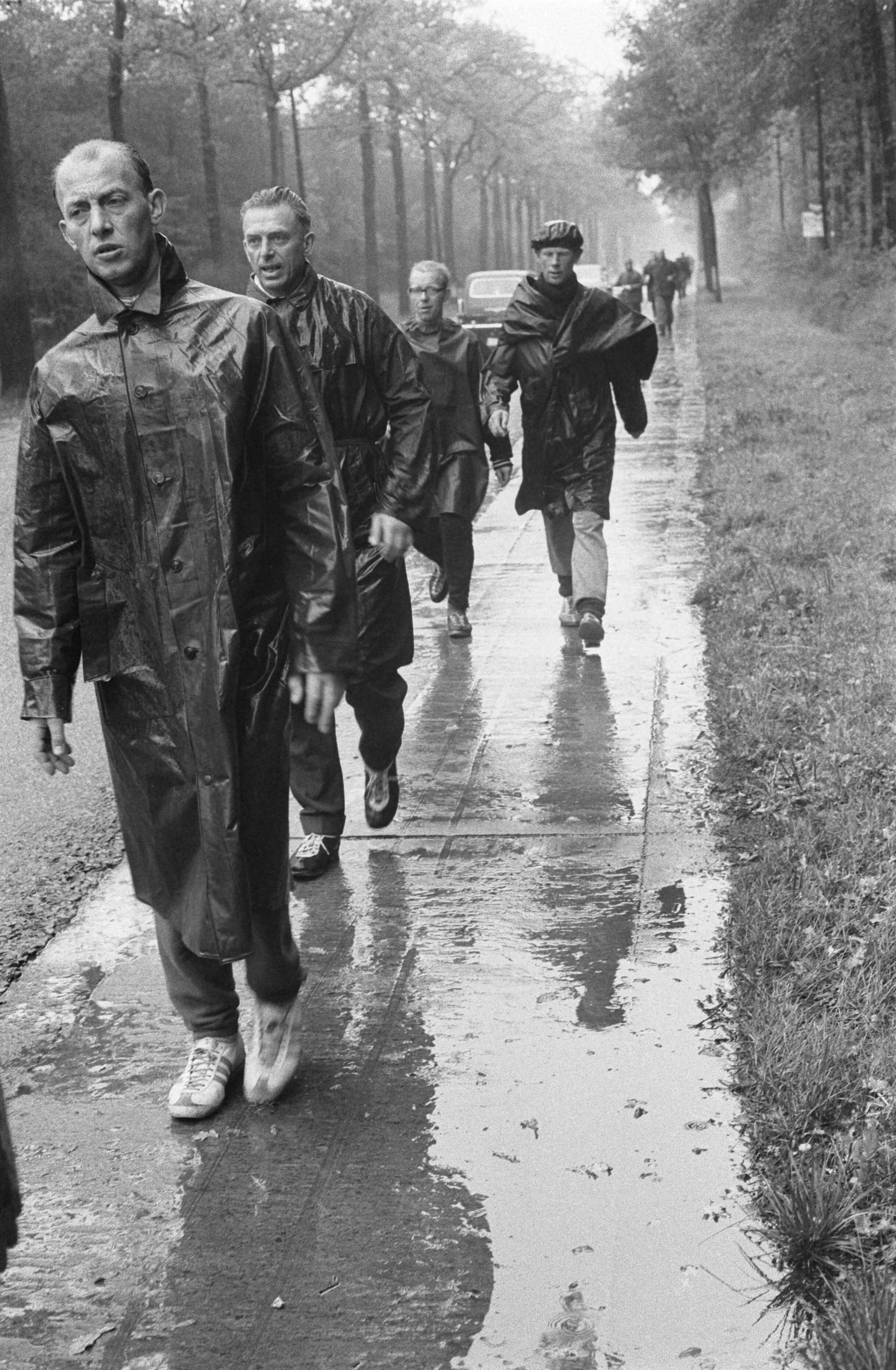 Fotocollectie Anefo — Wandelmars Parijs-Amsterdam, de deelnemers op weg in de regen — Foto: Pot, Harry / Anefo. Licentie: Set B: Rechtenvrij / Publiek Domein. Bron: Nationaal Archief. http://hdl.handle.net/10648/aa7e51dc-d0b4-102d-bcf8-003048976d84