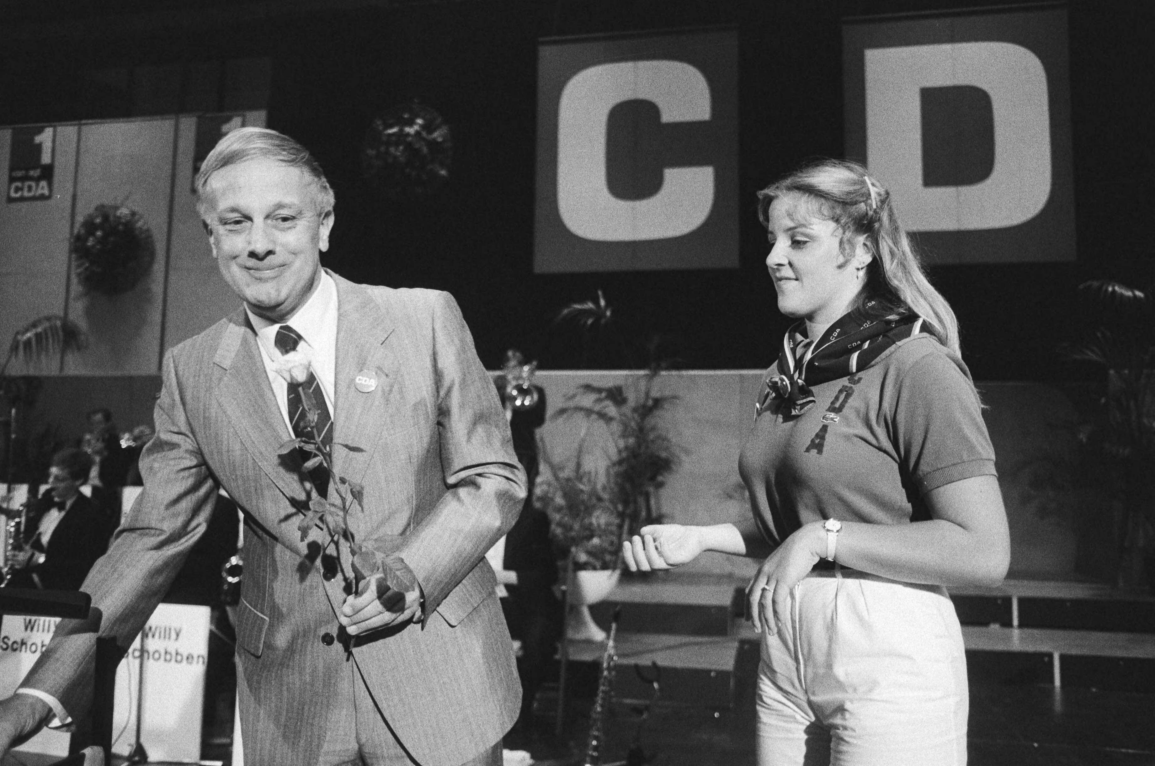 Fotocollectie Anefo — Tevens opdracht CDA, verkiezingsbijeenkomst CDA in Kerkrade Piet Steenkamp krijgt bloemen — Foto: Bogaerts, Rob / Anefo. Licentie: Set B: Rechtenvrij / Publiek Domein. Bron: Nationaal Archief. http://hdl.handle.net/10648/ad1dc828-d0b4-102d-bcf8-003048976d84