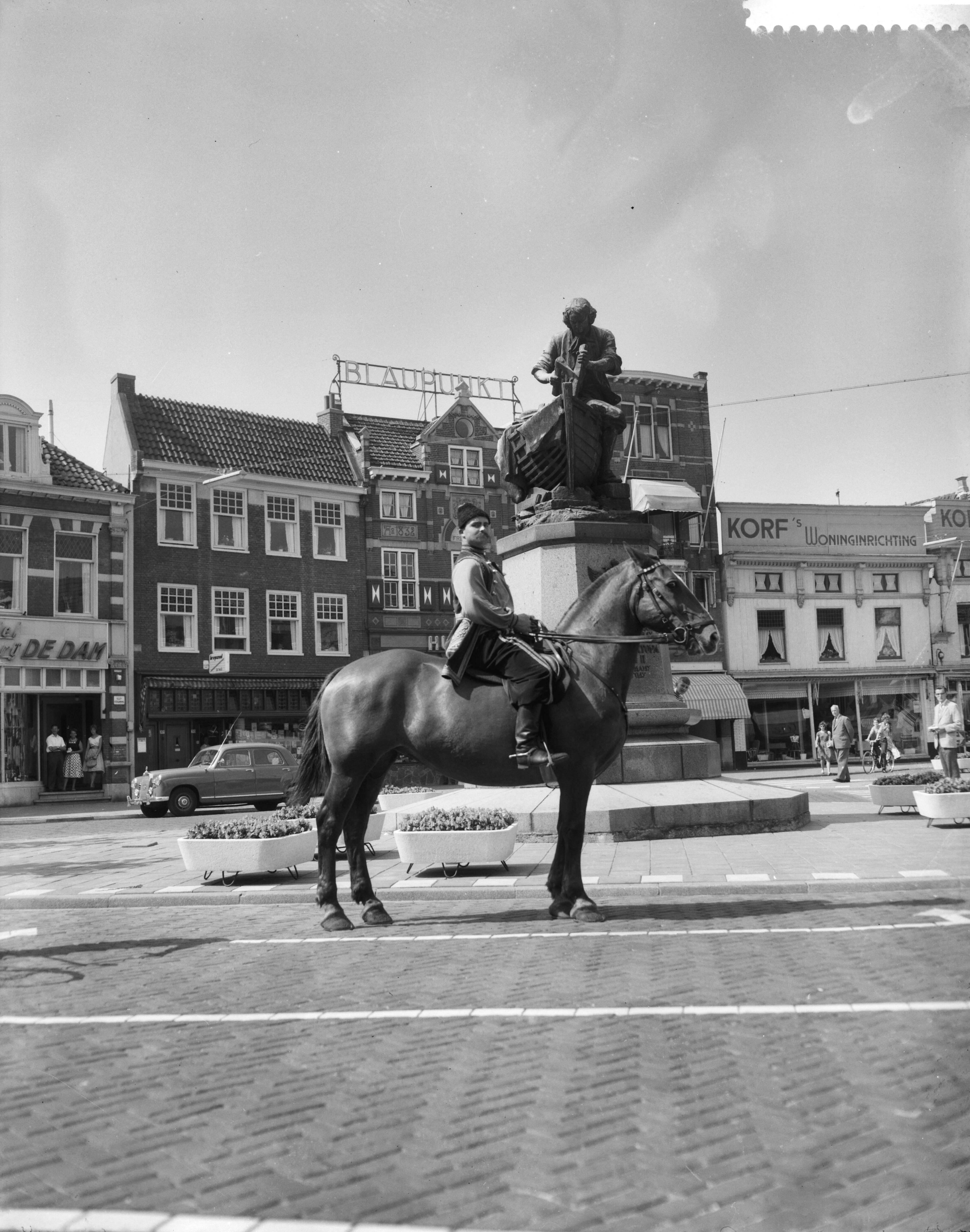 Fotocollectie Anefo — "Czaar Peter treft maatregelen voor Dam tot Dam race" — Foto: Noske, J.D. / Anefo. Licentie: Set B: Rechtenvrij / Publiek Domein. Bron: Nationaal Archief. http://hdl.handle.net/10648/a99ba4b8-d0b4-102d-bcf8-003048976d84