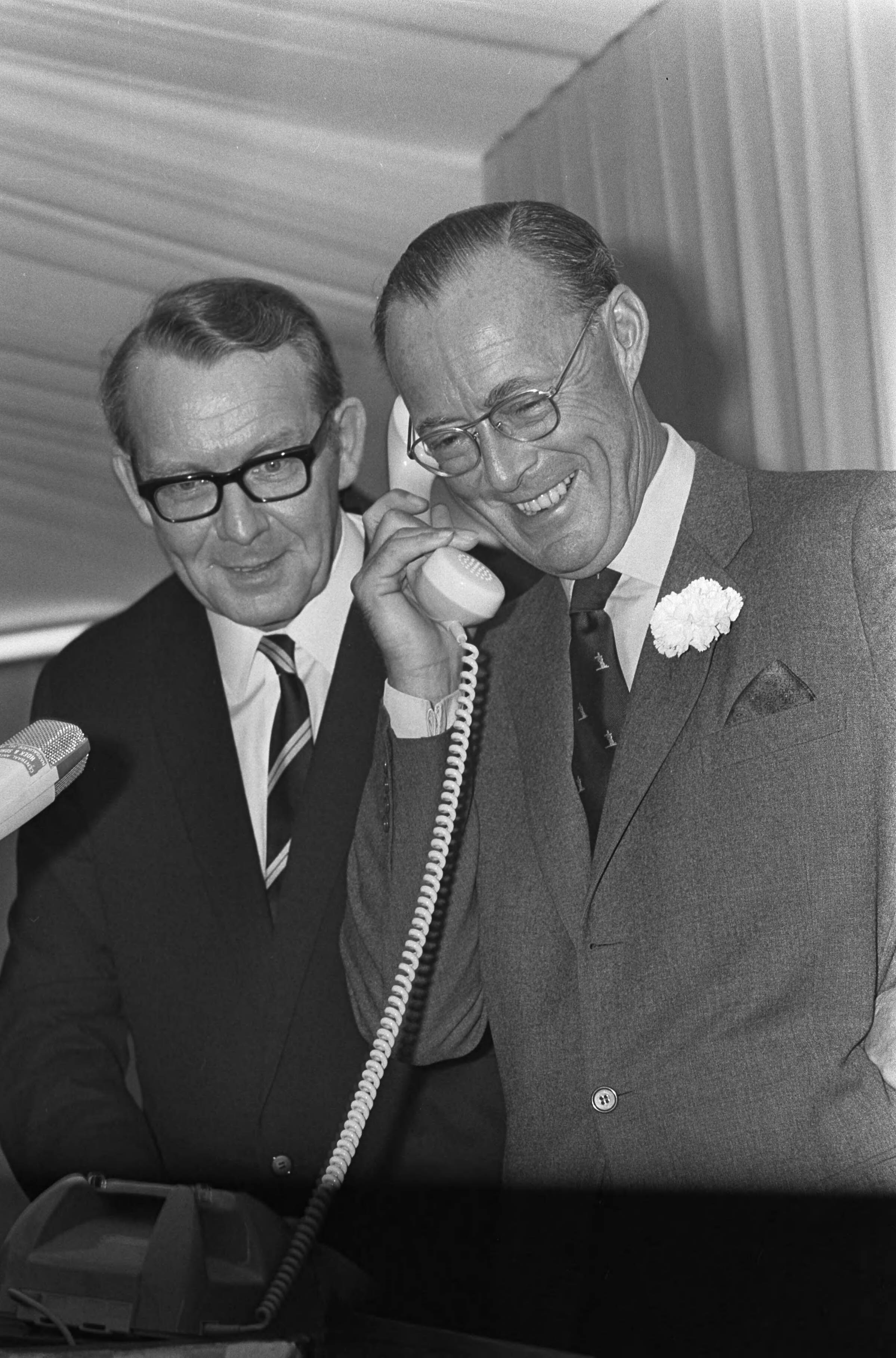 Prins Bernhard bezoekt Zeeland — De prins telefoneert — Foto: Fotograaf Onbekend / Anefo. Licentie: Set B: Rechtenvrij / Publiek Domein. Bron: Nationaal Archief. http://hdl.handle.net/10648/ab4d644a-d0b4-102d-bcf8-003048976d84