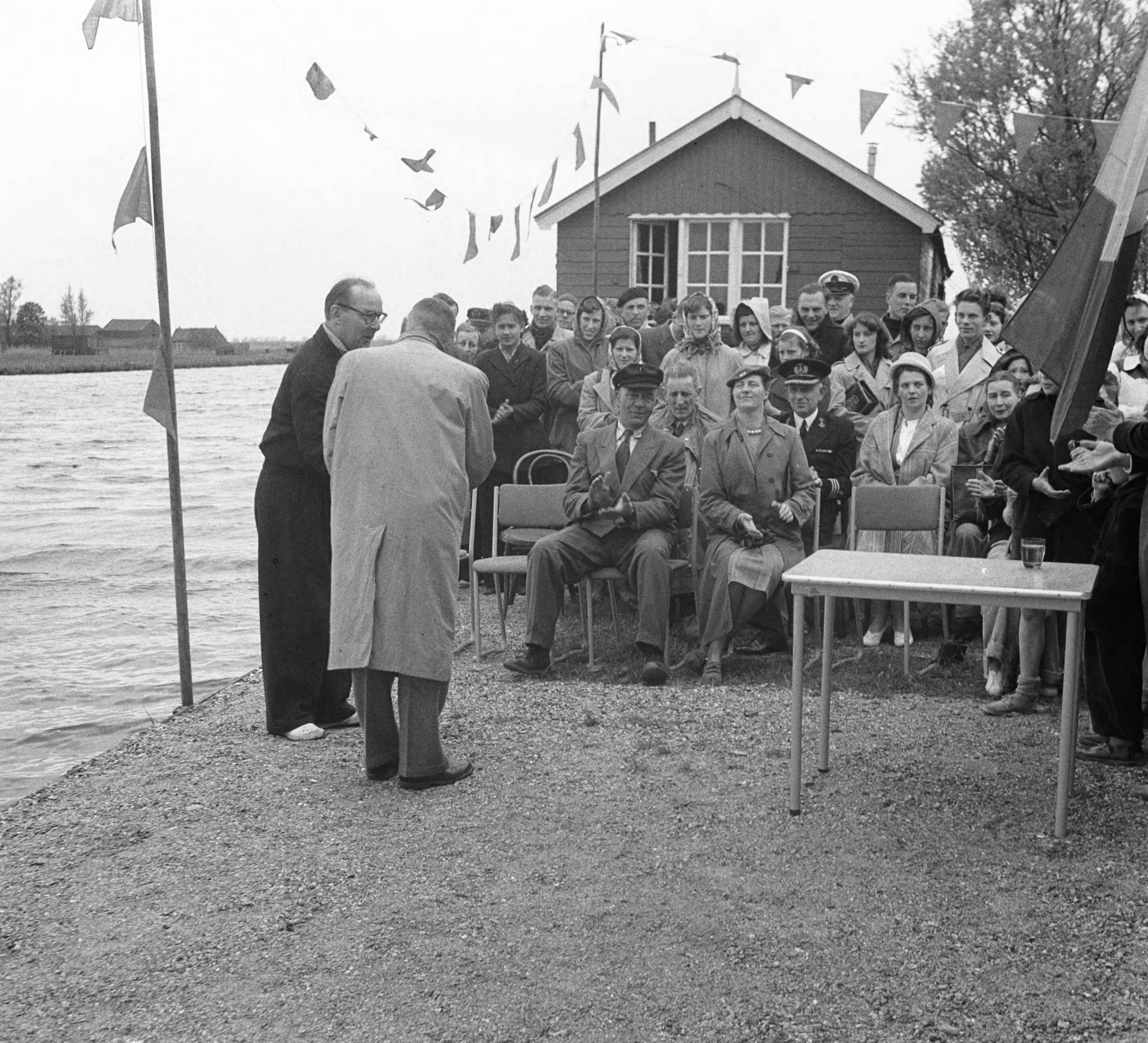 Opening centrum afdeling Watersport van de Personeelsvereniging van het ministerie van Marine te Woubrugge — Foto: Vogel, Carel L. de / Anefo. — Licentie: Set B: Rechtenvrij / Publiek Domein. Bron: Nationaal Archief. http://hdl.handle.net/10648/a8ea1e1e-d0b4-102d-bcf8-003048976d84