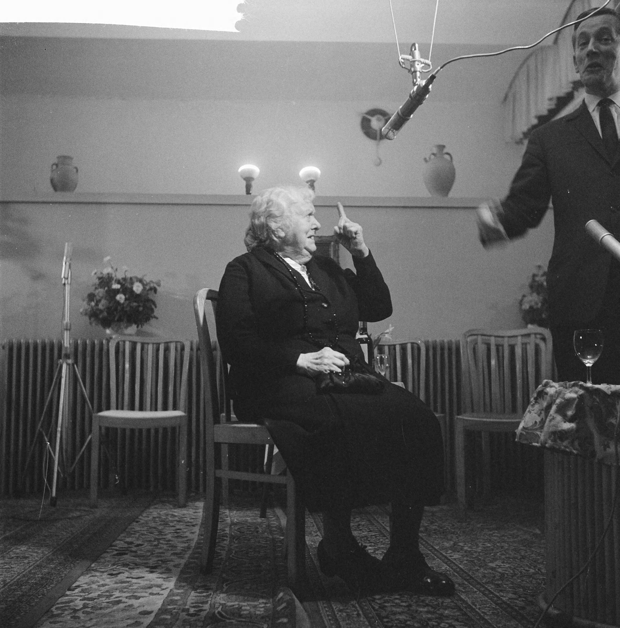 Fotocollectie Anefo — VARA-radioprogramma "Dit is uw Leven". mevrouw H. ter Hall-Köhler — Foto: Nijs, Jac. de / Anefo. Licentie: Set B: Rechtenvrij / Publiek Domein. Bron: Nationaal Archief. http://hdl.handle.net/10648/a9f7e386-d0b4-102d-bcf8-003048976d84