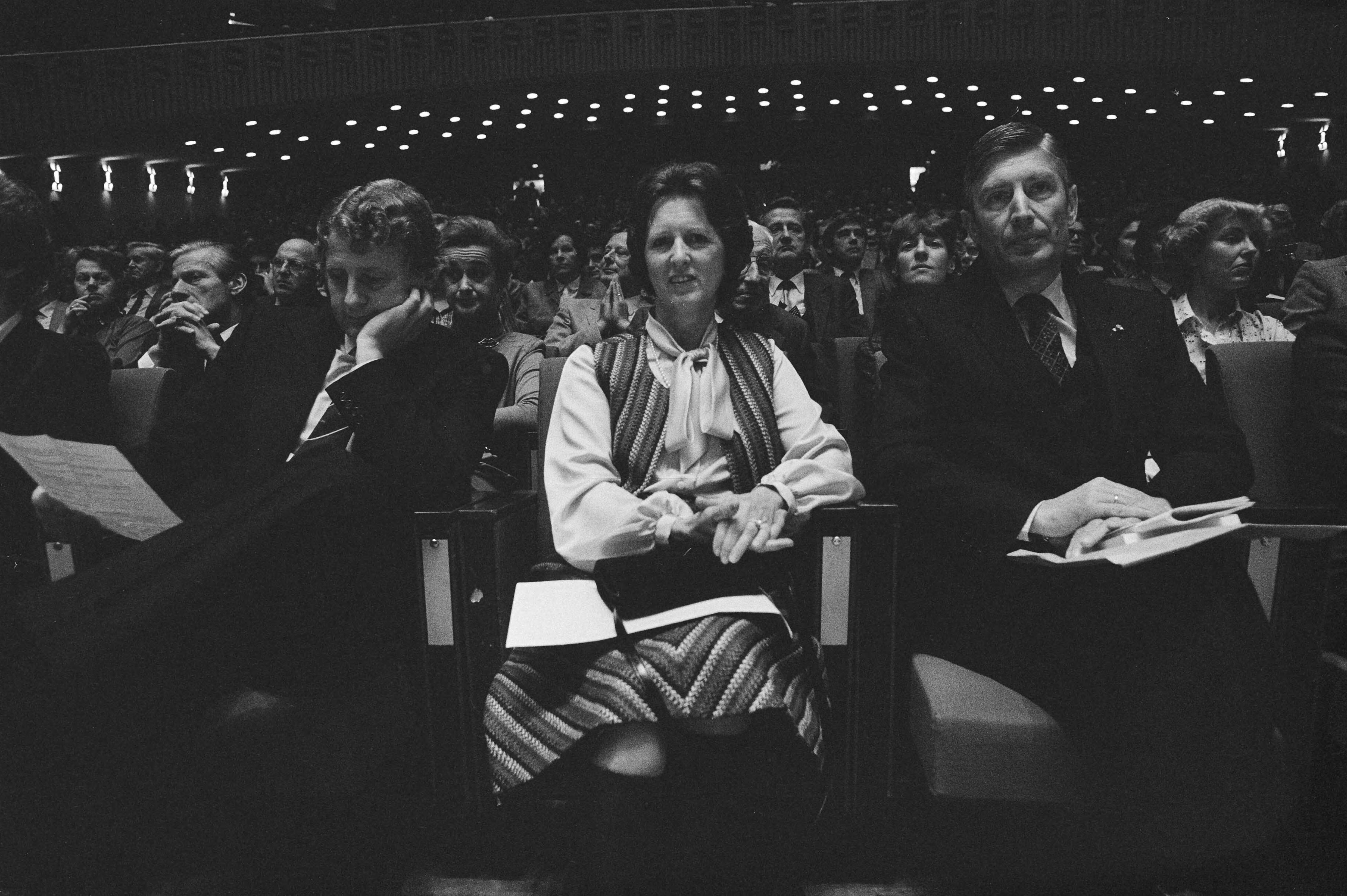 Fotocollectie Anefo — Fusie congres CDA in Den Haag , v.l.n.r. Bukman, mevrouw Van Agt , Van Agt — Foto: Antonisse, Marcel / Anefo. Licentie: Set B: Rechtenvrij / Publiek Domein. Bron: Nationaal Archief. http://hdl.handle.net/10648/acea944e-d0b4-102d-bcf8-003048976d84