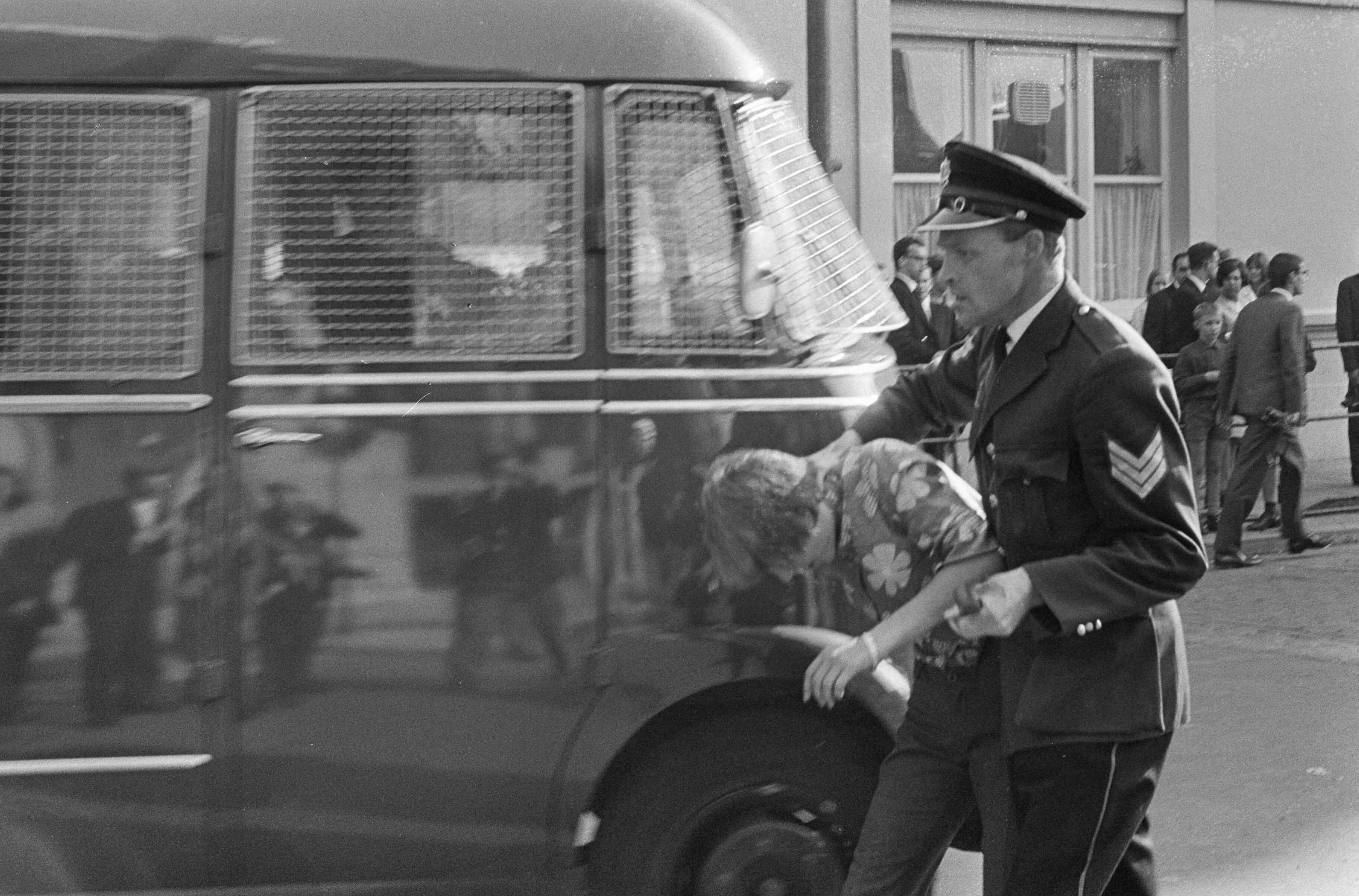 Protesterende Amsterdamse Provo's tijdens Prinsjesdag 1966 in Den Haag — Arrestatie van een lid van de Amsterdamse Provo — Foto: Fotograaf Onbekend / Anefo. Licentie: Set B: Rechtenvrij / Publiek Domein. Bron: Nationaal Archief. http://hdl.handle.net/10648/aafd46b8-d0b4-102d-bcf8-003048976d84