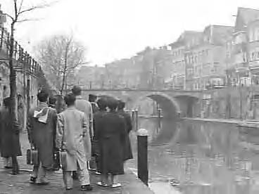 Fotocollectie Anefo — Wereldkampioenschap tafeltennis te Utrecht. De eerste deelnemers aan het wereldkampioenschap tafeltennis, de Japanners zijn vandaag in training gegaan. Japanse deelnemers wandelen in Utrecht — Foto: Pot, Harry / Anefo. Licentie: Set B: Rechtenvrij / Publiek Domein. Bron: Nationaal Archief. http://hdl.handle.net/10648/ad768300-d0b4-102d-bcf8-003048976d84