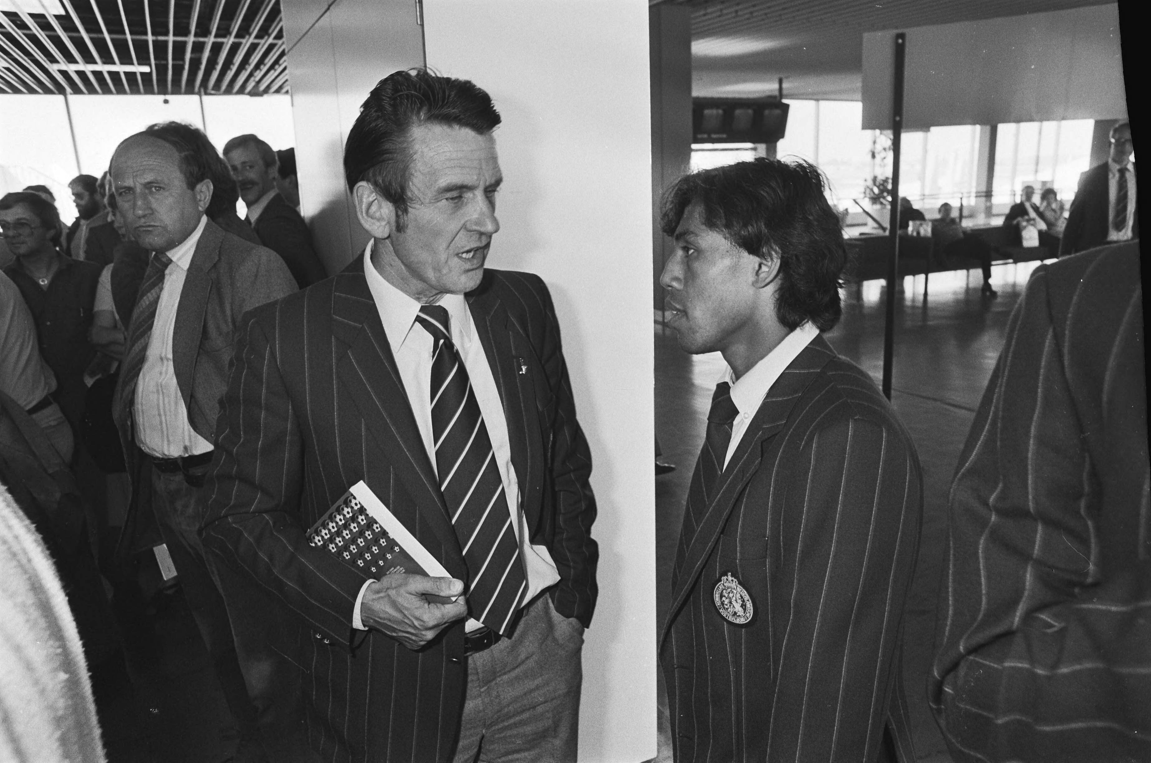 Fotocollectie Anefo — Vertrek Nederlands elftal van Schiphol naar Ierland voor interland morgen tegen Ierland, bondscoach Zwartkruis (l) gesprek met Simon Tahamata — Foto: Antonisse, Marcel / Anefo. Licentie: Set B: Rechtenvrij / Publiek Domein. Bron: Nationaal Archief. http://hdl.handle.net/10648/ace7239a-d0b4-102d-bcf8-003048976d84