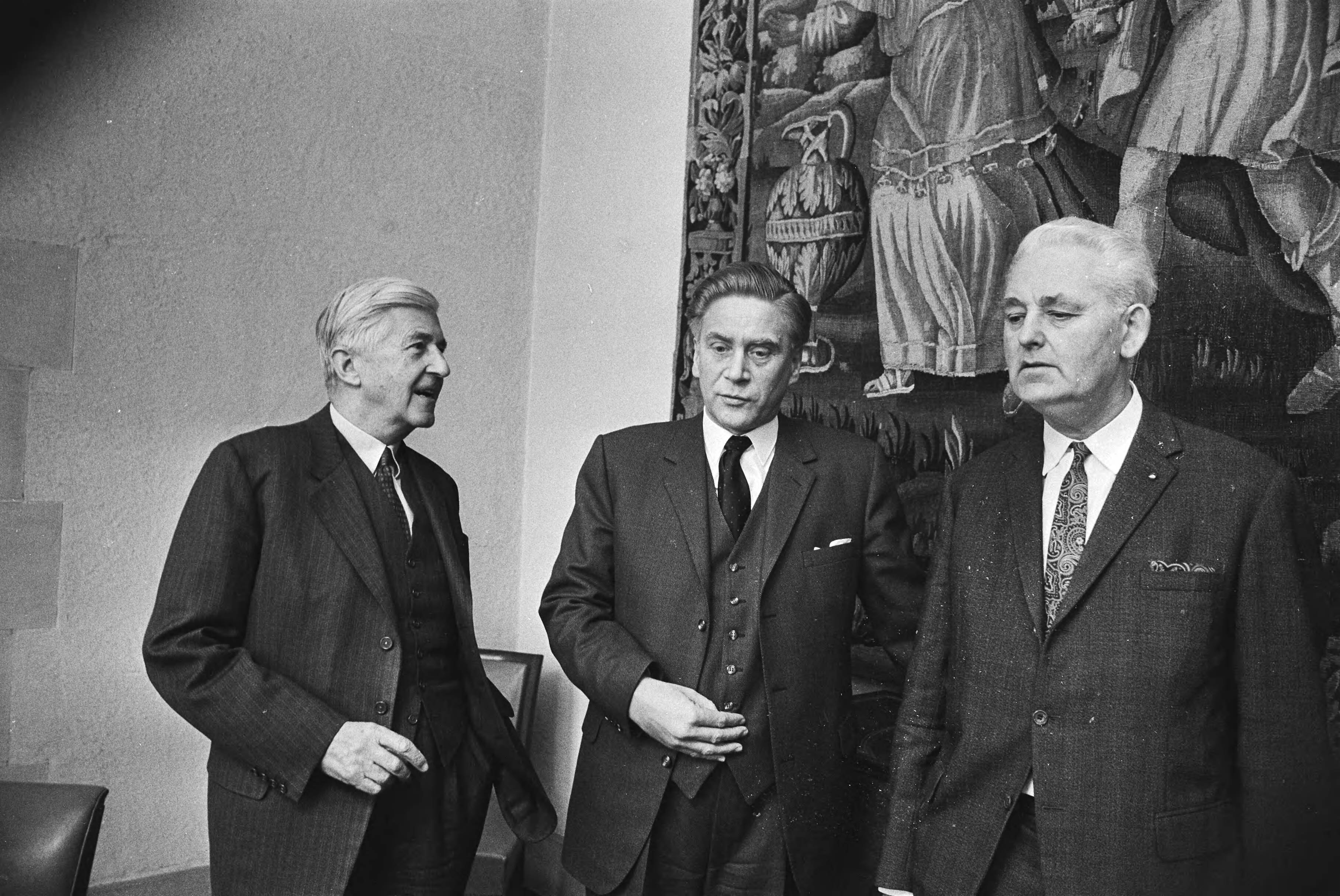 Fotocollectie Anefo — Minister Veringa ontvangt Amsterdamse Neerlandici op ministerie; Den Haag — Foto: Verhoeff, Bert / Anefo. Licentie: Set B: Rechtenvrij / Publiek Domein. Bron: Nationaal Archief. http://hdl.handle.net/10648/abab5c3a-d0b4-102d-bcf8-003048976d84