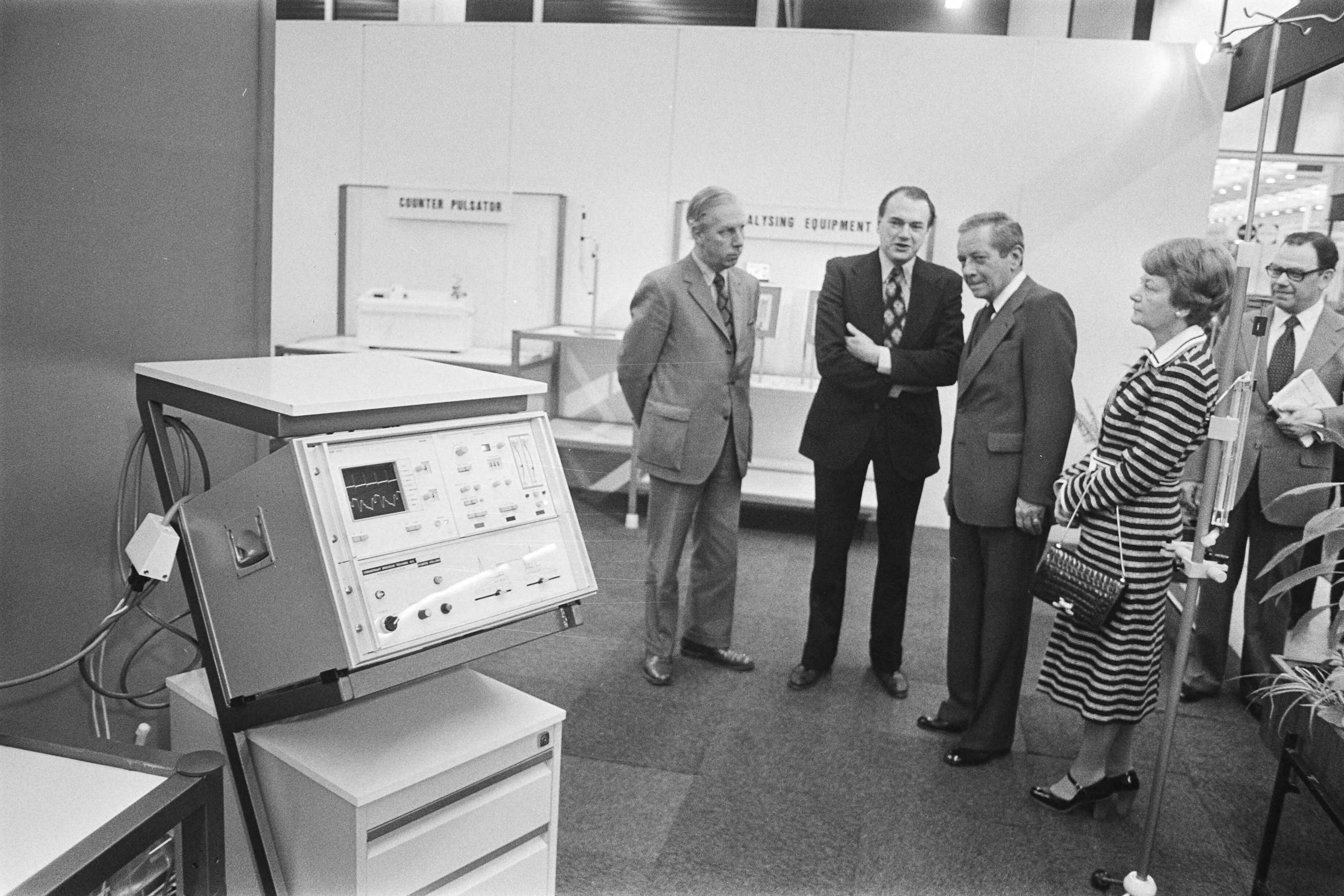 Fotocollectie Anefo — Medica 77 in Jaarbeurs Utrecht; rondgang op de tentoonstelling — Foto: Bogaerts, Rob / Anefo. Licentie: Set B: Rechtenvrij / Publiek Domein. Bron: Nationaal Archief. http://hdl.handle.net/10648/ac9b22d8-d0b4-102d-bcf8-003048976d84