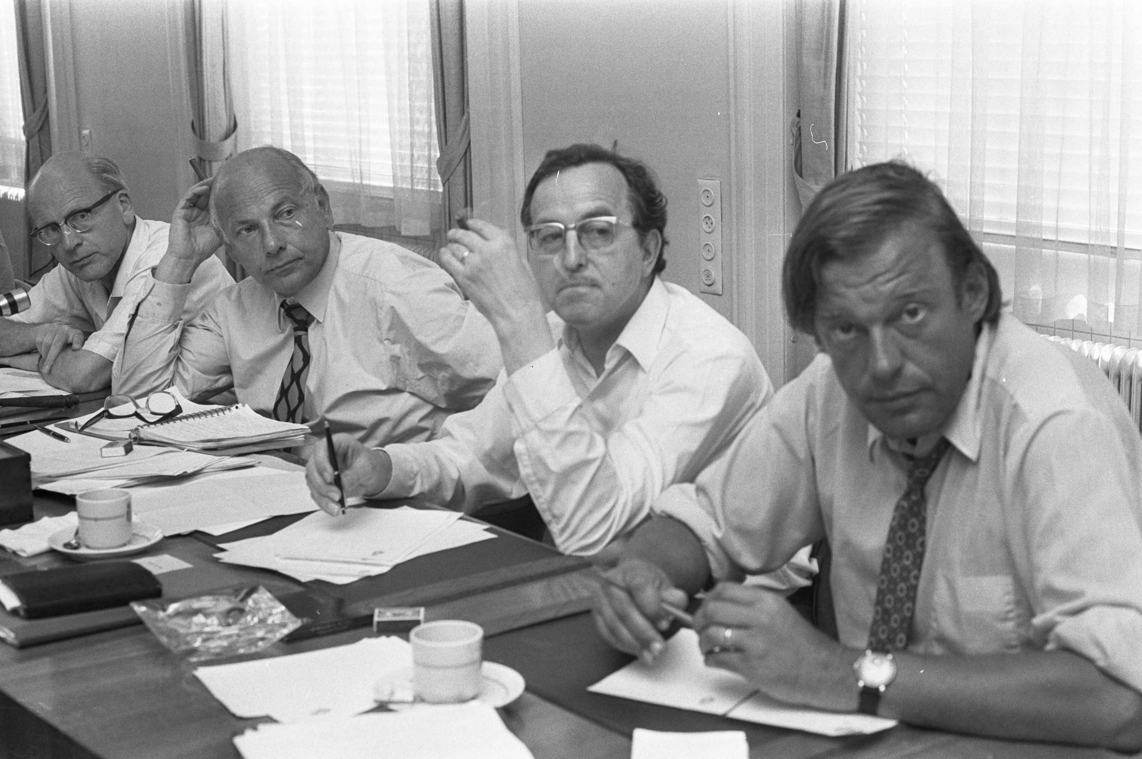 Fotocollectie Anefo — Fracties van PvdA, D66 en PPR vergaderen over kabinetscrisis, v.l.n.r. drs. H. M. Fransen , Den Uyl , Aarden en Van Mierlo — Foto: Verhoeff, Bert / Anefo. Licentie: Set B: Rechtenvrij / Publiek Domein. Bron: Nationaal Archief. http://hdl.handle.net/10648/abf02a2c-d0b4-102d-bcf8-003048976d84