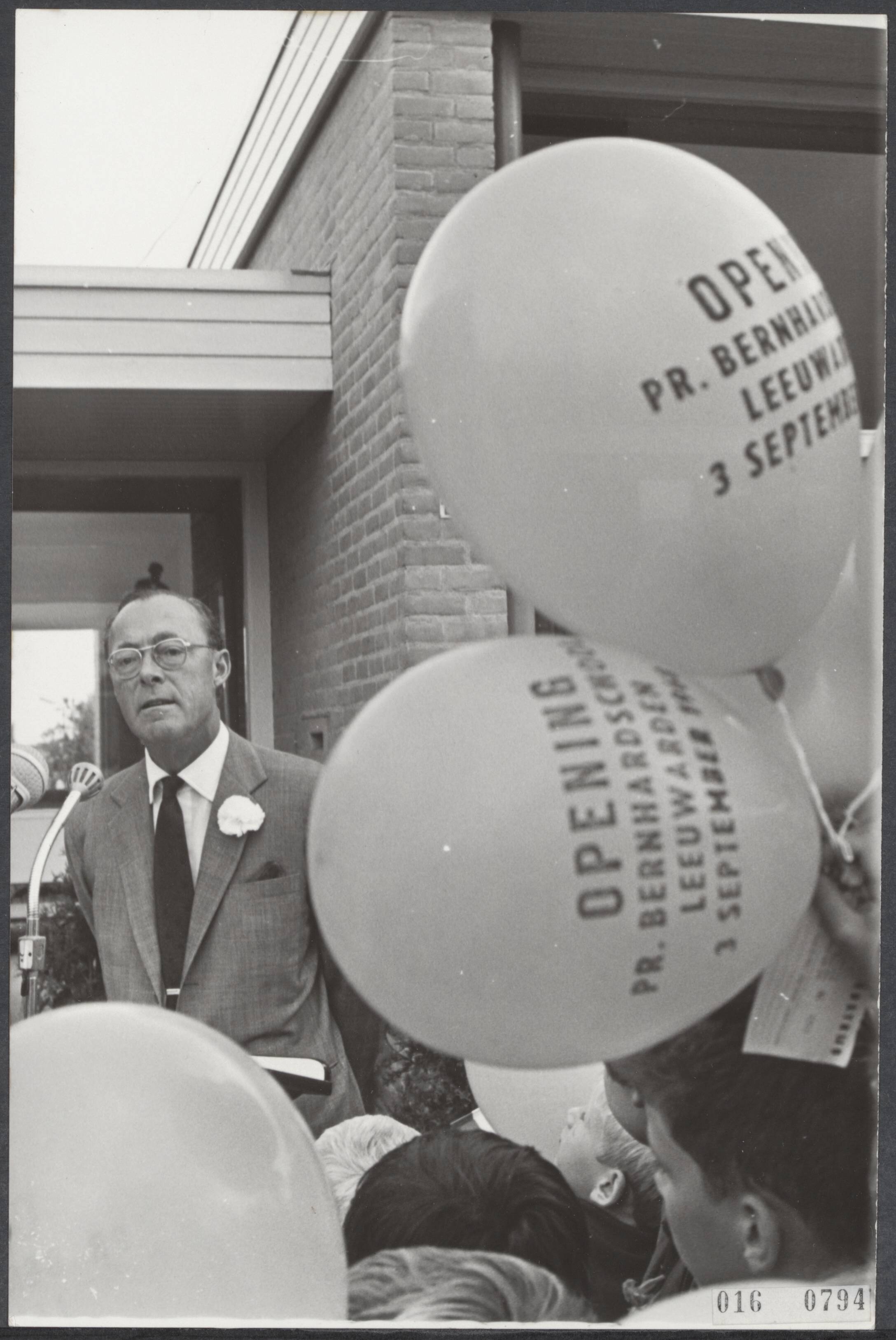 Fotocollectie Elsevier Binnenland — In Leeuwarden heeft prins Bernhard een christelijke lagere school geopend, die Prins Bernhardschool werd gedoopt. De school staat in een wijk waar de straatnamen herinneren aan het verzet. De prins tijdens de openingsrede. Kinderen houden ballonnen vast die zijn na de opening mochten oplaten. — Foto: Koch, Eric / Anefo. Licentie: Set B: Rechtenvrij / Publiek Domein. Bron: Nationaal Archief. http://hdl.handle.net/10648/adba74de-d0b4-102d-bcf8-003048976d84