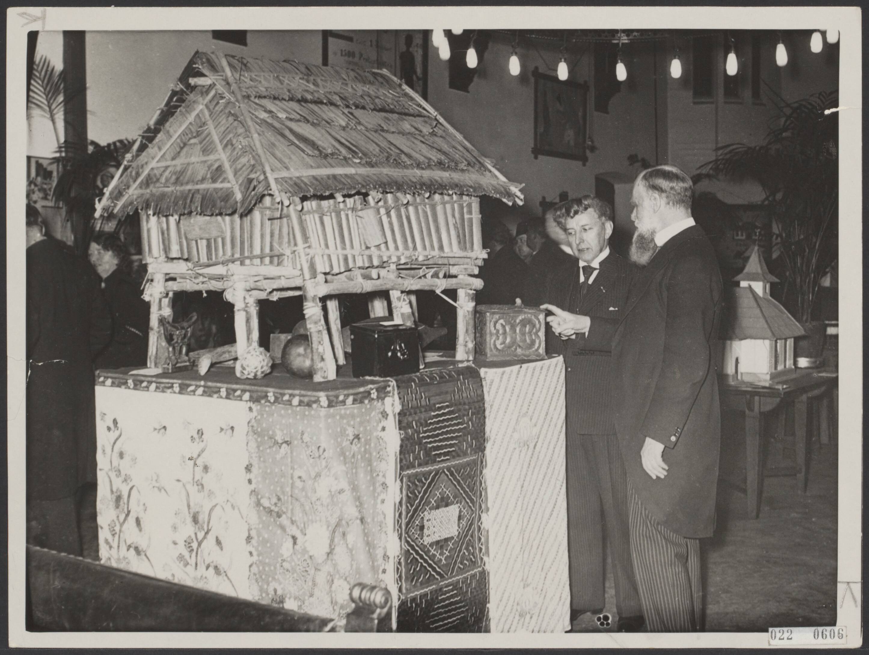 Fotocollectie Elsevier Binnenland — In de Ridderzaal te Den Haag werd door minister J.R. Slotemaker de Bruïne een grote zendingsbazar geopend. De minister (rechts) en dominee D.A. van den Bosch (Nederlands-Hervormd predikant te Den Haag en voorzitter van de Bazar commissie) bij een model van een Indisch woonhuis — Foto: N.V. Polygoon. Licentie: Set B: Rechtenvrij / Publiek Domein. Bron: Nationaal Archief. http://hdl.handle.net/10648/add29b54-d0b4-102d-bcf8-003048976d84