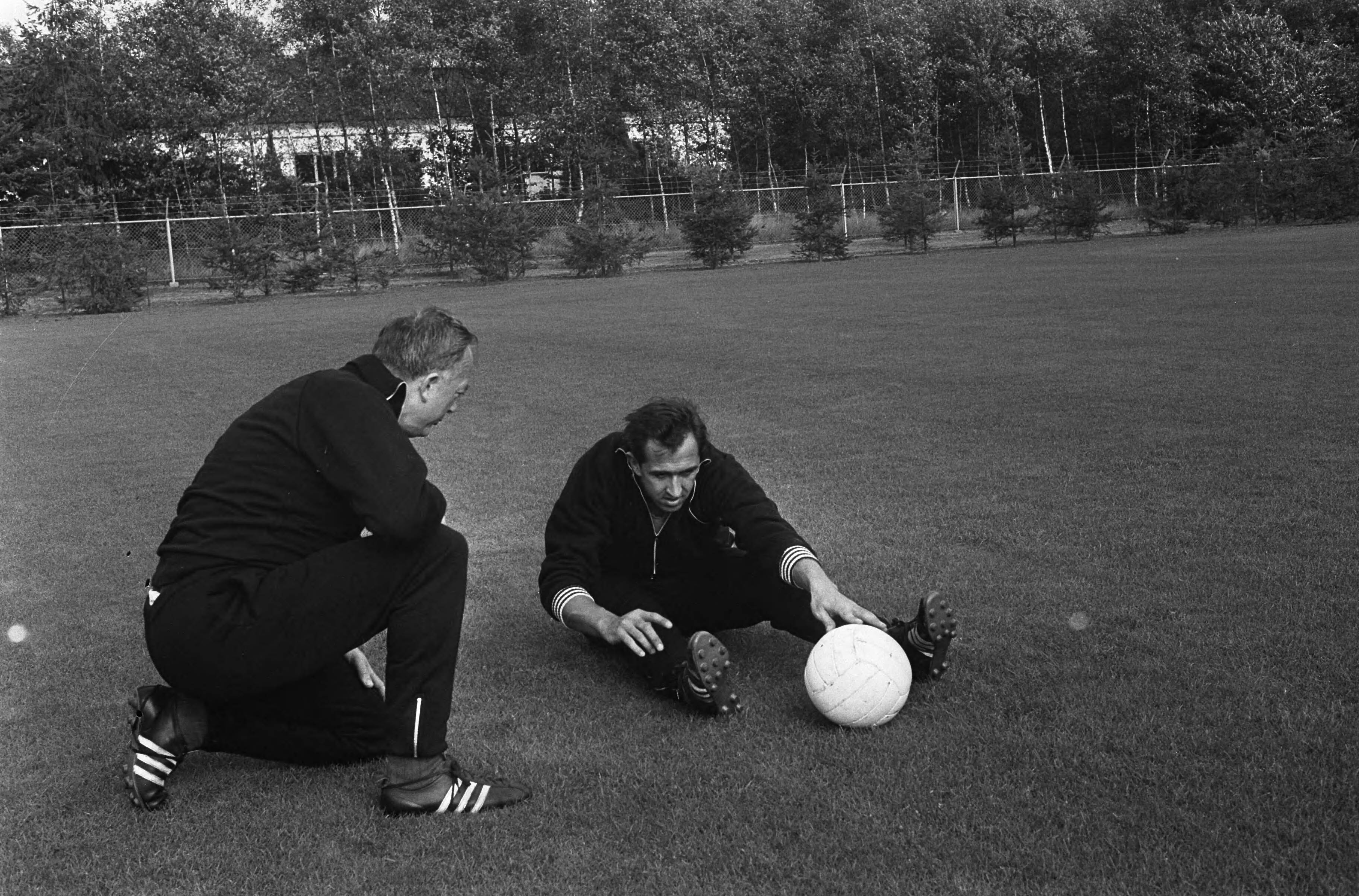 Fotocollectie Anefo — Training Nederlands elftal te Zeist, keeper Eddy Pieters Graafland wordt onder handen genomen door bondscoach Denis Neville — Foto: Pot, Harry / Anefo. Licentie: Set B: Rechtenvrij / Publiek Domein. Bron: Nationaal Archief. http://hdl.handle.net/10648/aa7a0b9a-d0b4-102d-bcf8-003048976d84