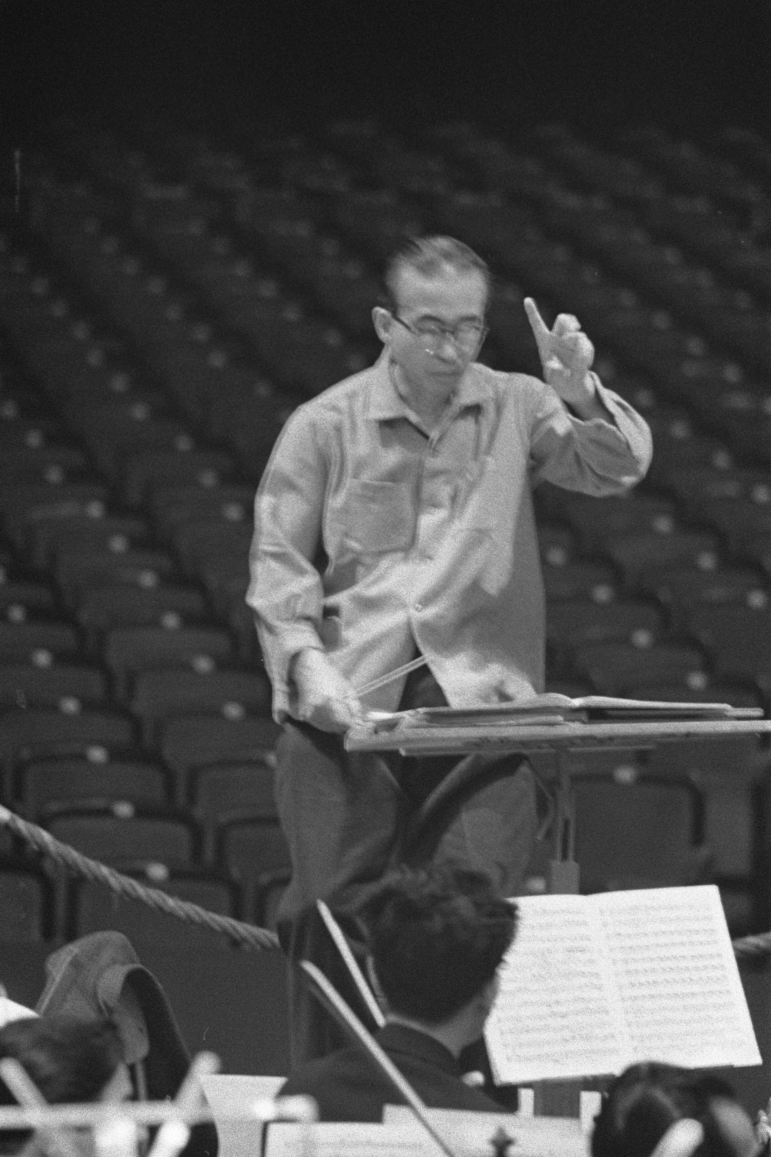 Fotocollectie Anefo — Repetitie Tokyo's Philharmonisch Orkest te Den Haag, dirigent Hidemaro Konoye tijdens repetitie — Foto: Pot, Harry / Anefo. Licentie: Set B: Rechtenvrij / Publiek Domein. Bron: Nationaal Archief. http://hdl.handle.net/10648/a9bdb076-d0b4-102d-bcf8-003048976d84