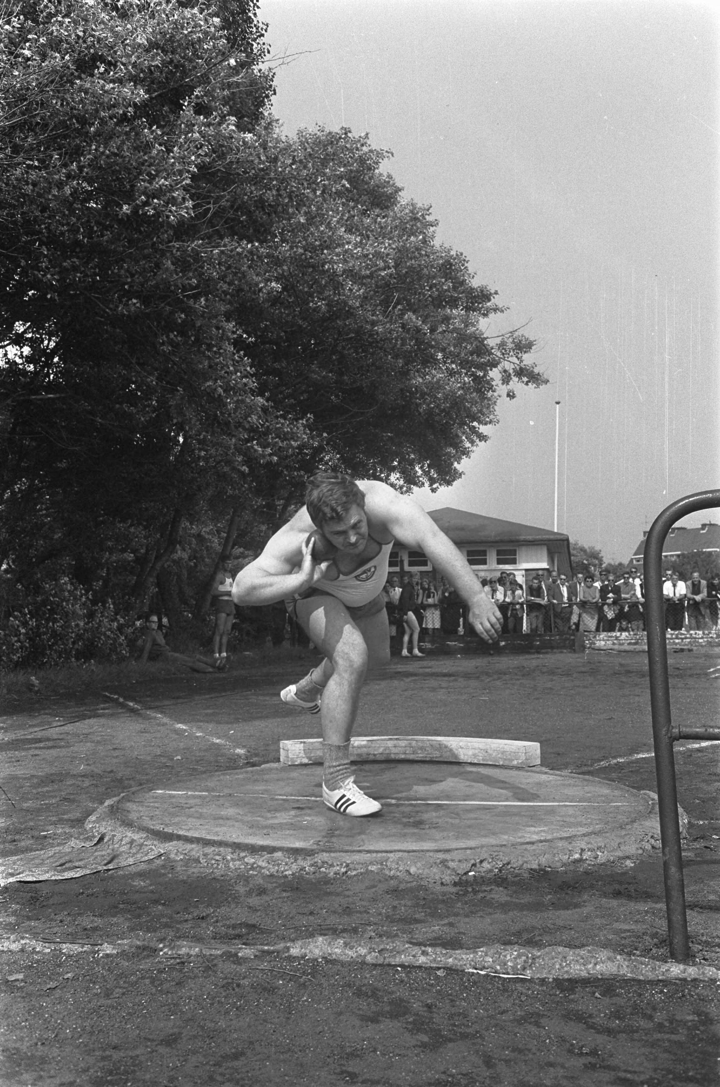 Fotocollectie Anefo — Atletiek Den Haag . Piet van der Kruk , kogelstoten, in aktie met een worp van 17.09m — Foto: Koch, Eric / Anefo. Licentie: Set B: Rechtenvrij / Publiek Domein. Bron: Nationaal Archief. http://hdl.handle.net/10648/ab465a60-d0b4-102d-bcf8-003048976d84