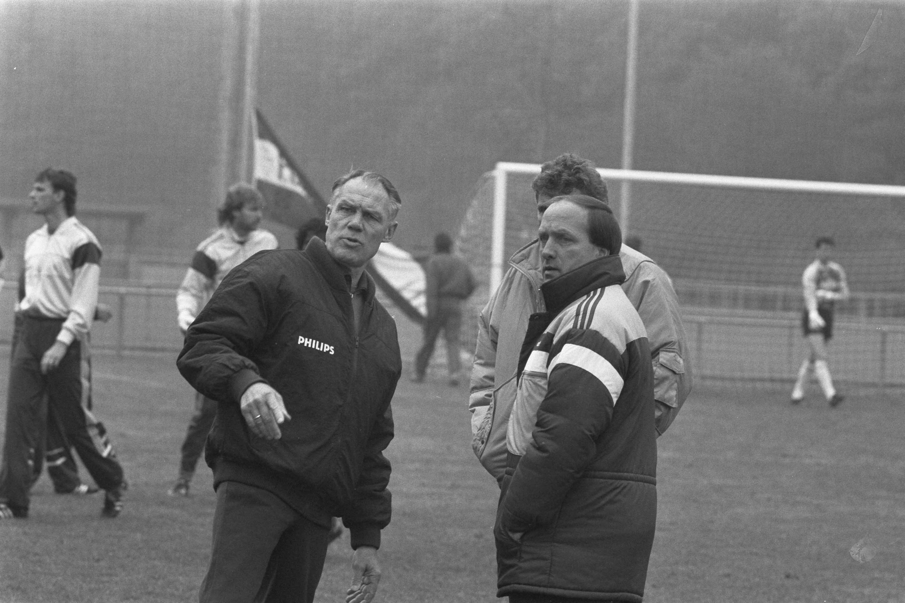 Fotocollectie Anefo — Oefenwedstrijd Nederlands elftal tegen Haarlem in Zeist in verband met interland tegen Cyprus; Rinus Michels en Haarlem trainer Advocaat — Foto: Bogaerts, Rob / Anefo. Licentie: Set B: Rechtenvrij / Publiek Domein. Bron: Nationaal Archief. http://hdl.handle.net/10648/ad65673c-d0b4-102d-bcf8-003048976d84