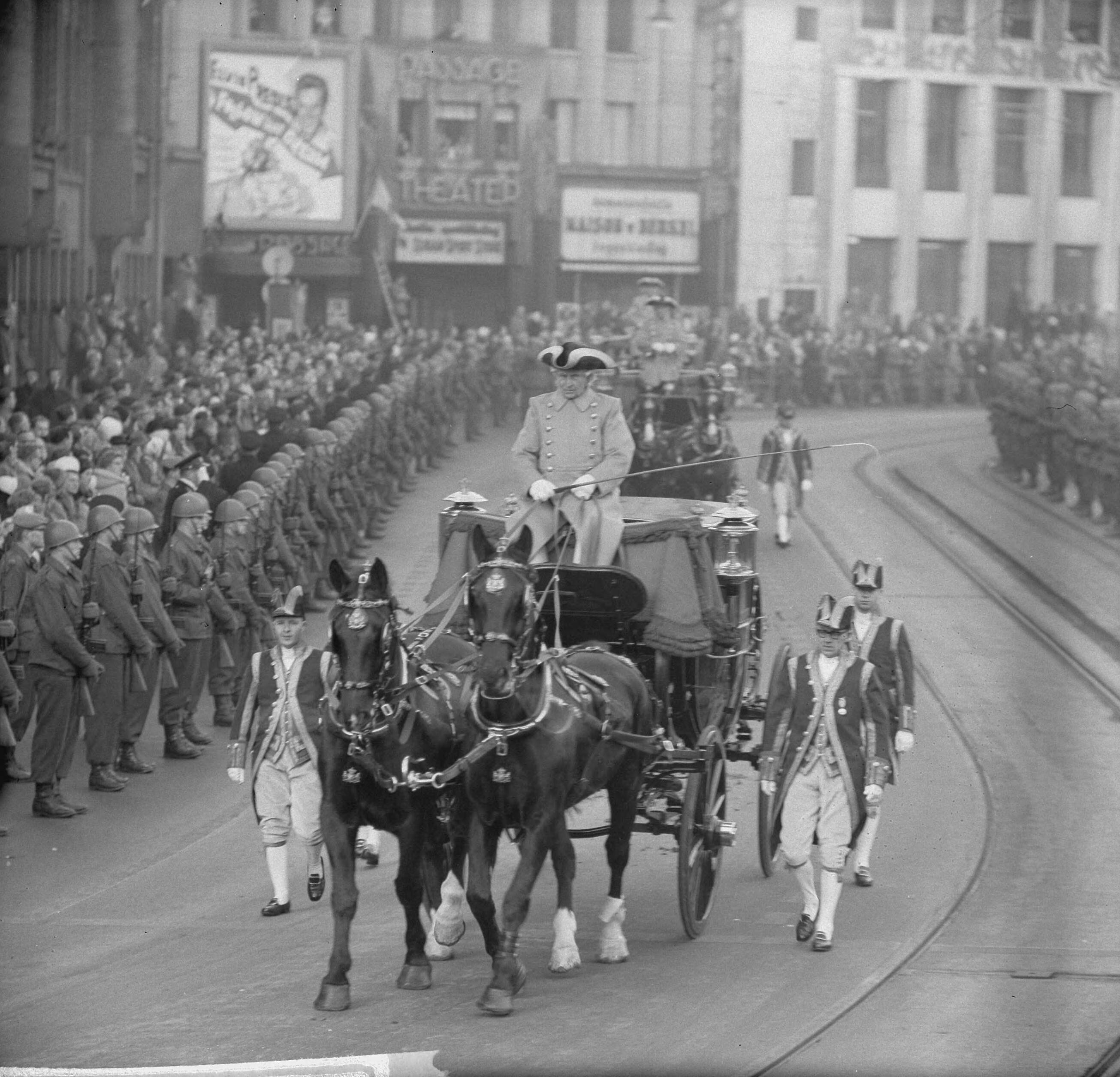 Uitvaart en bijzetting van prinses Wilhelmina (1962) — Uitvaart prinses Wilhelmina. De stoet op de Hofweg te Den Haag — Foto: Nijs, Jac. de / Anefo. Licentie: Set B: Rechtenvrij / Publiek Domein. Bron: Nationaal Archief. http://hdl.handle.net/10648/aa21f766-d0b4-102d-bcf8-003048976d84