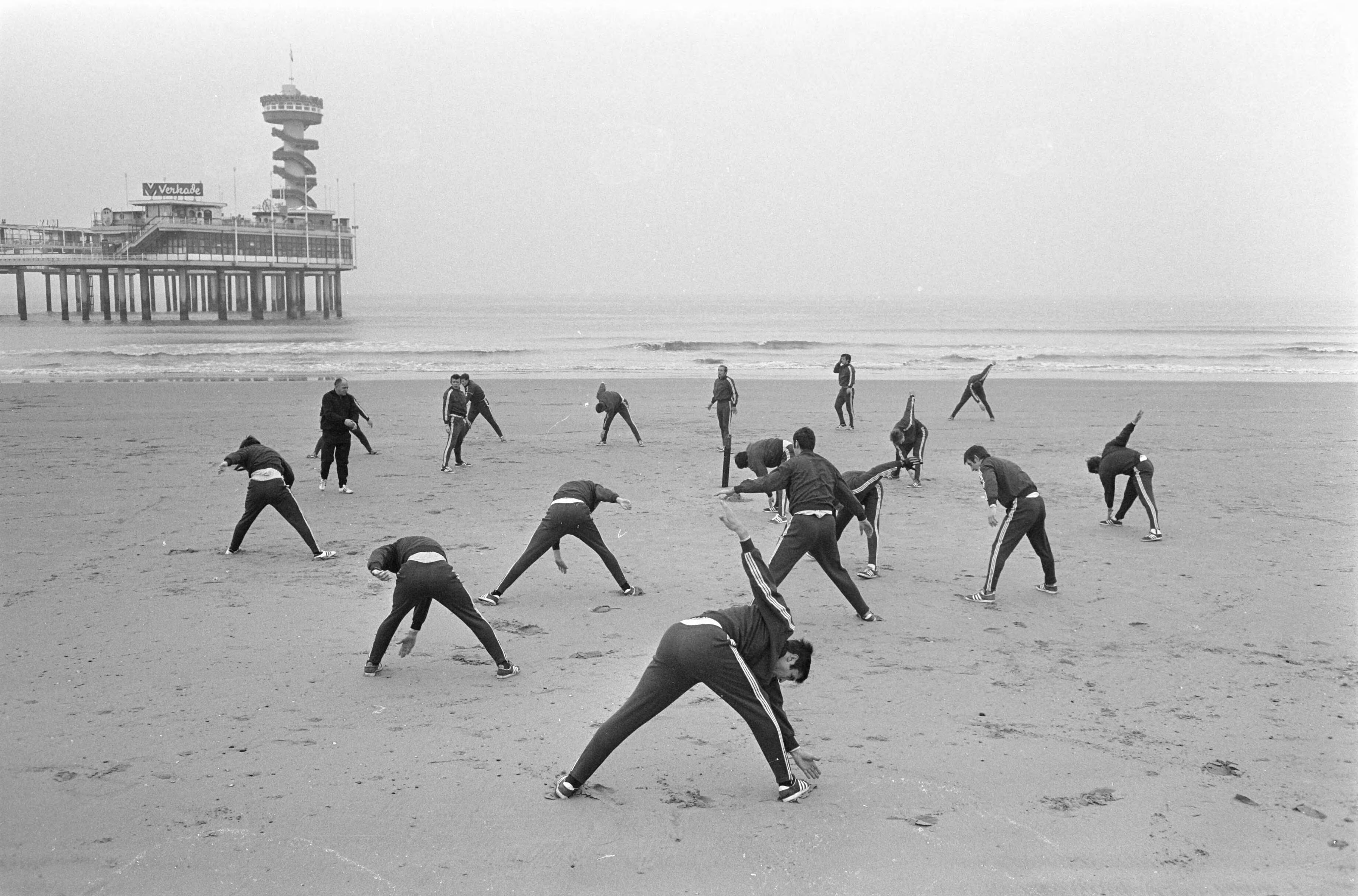 Fotocollectie Anefo — FC Koln traint op strand te Scheveningen, op achtergrond Pier FC Koln traint — Foto: Koch, Eric / Anefo. Licentie: Set B: Rechtenvrij / Publiek Domein. Bron: Nationaal Archief. http://hdl.handle.net/10648/ab544bb6-d0b4-102d-bcf8-003048976d84