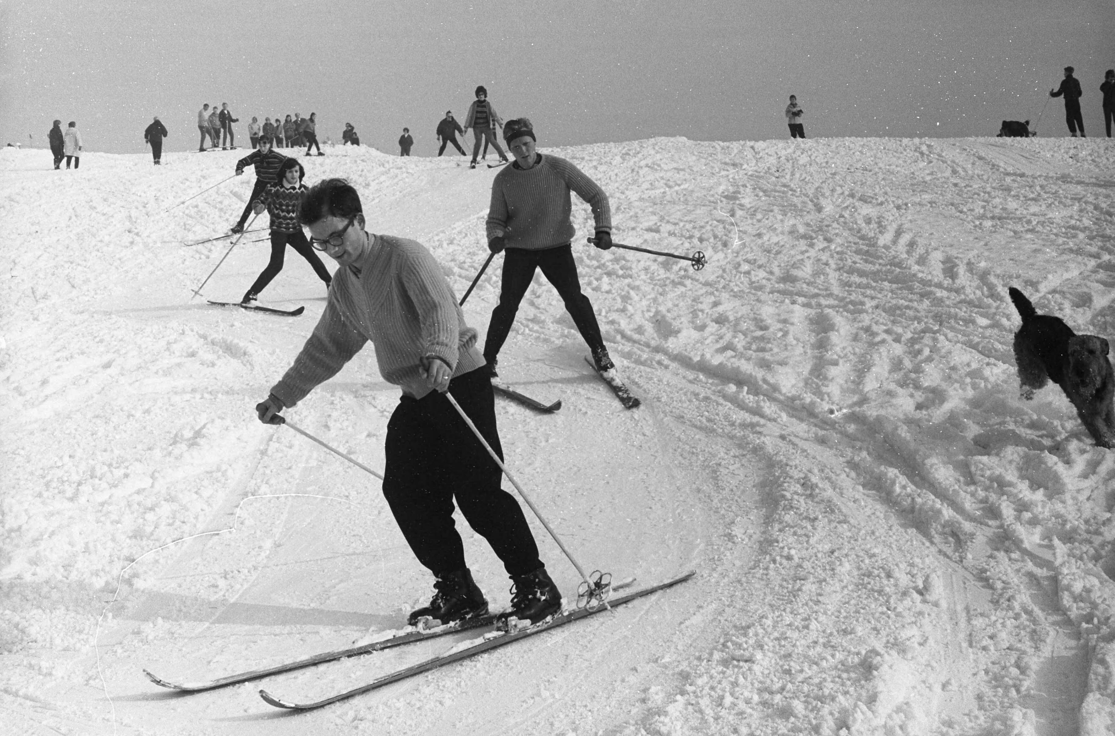 Fotocollectie Anefo — Wintersport op de Blinkert in Overveen — Foto: Pot, Harry / Anefo. Licentie: Set B: Rechtenvrij / Publiek Domein. Bron: Nationaal Archief. http://hdl.handle.net/10648/a9fb5912-d0b4-102d-bcf8-003048976d84