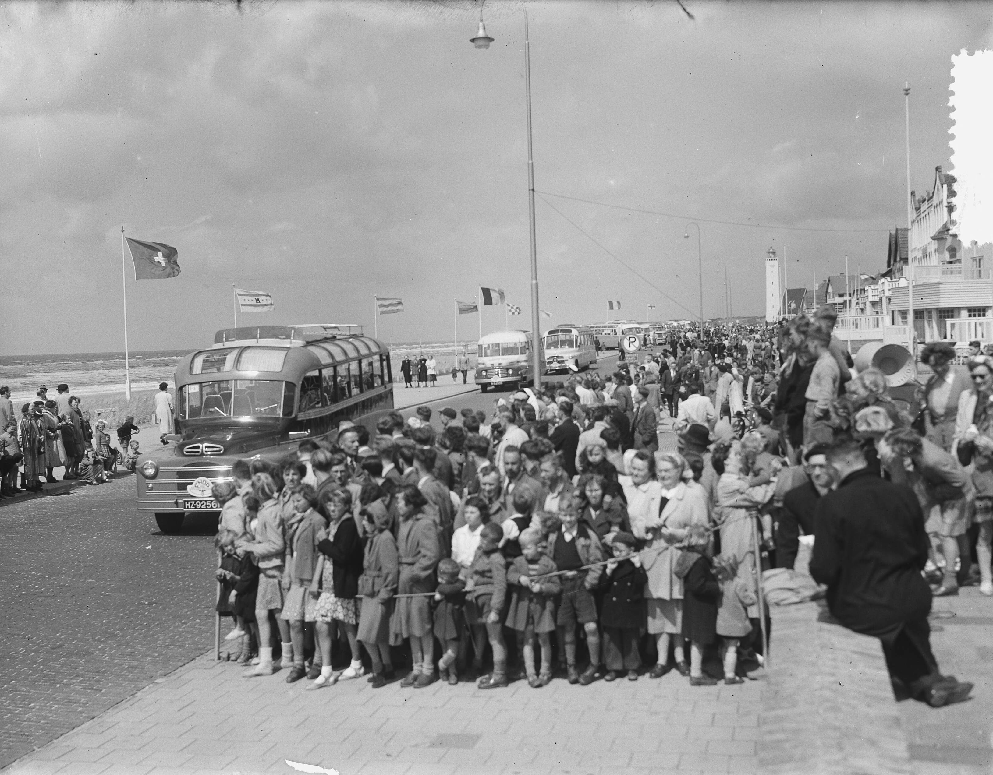 Busrally Noordwijk — Busrallye Noordwijk — Foto: Bilsen, Joop van / Anefo. Licentie: Set B: Rechtenvrij / Publiek Domein. Bron: Nationaal Archief. http://hdl.handle.net/10648/a8fa8100-d0b4-102d-bcf8-003048976d84
