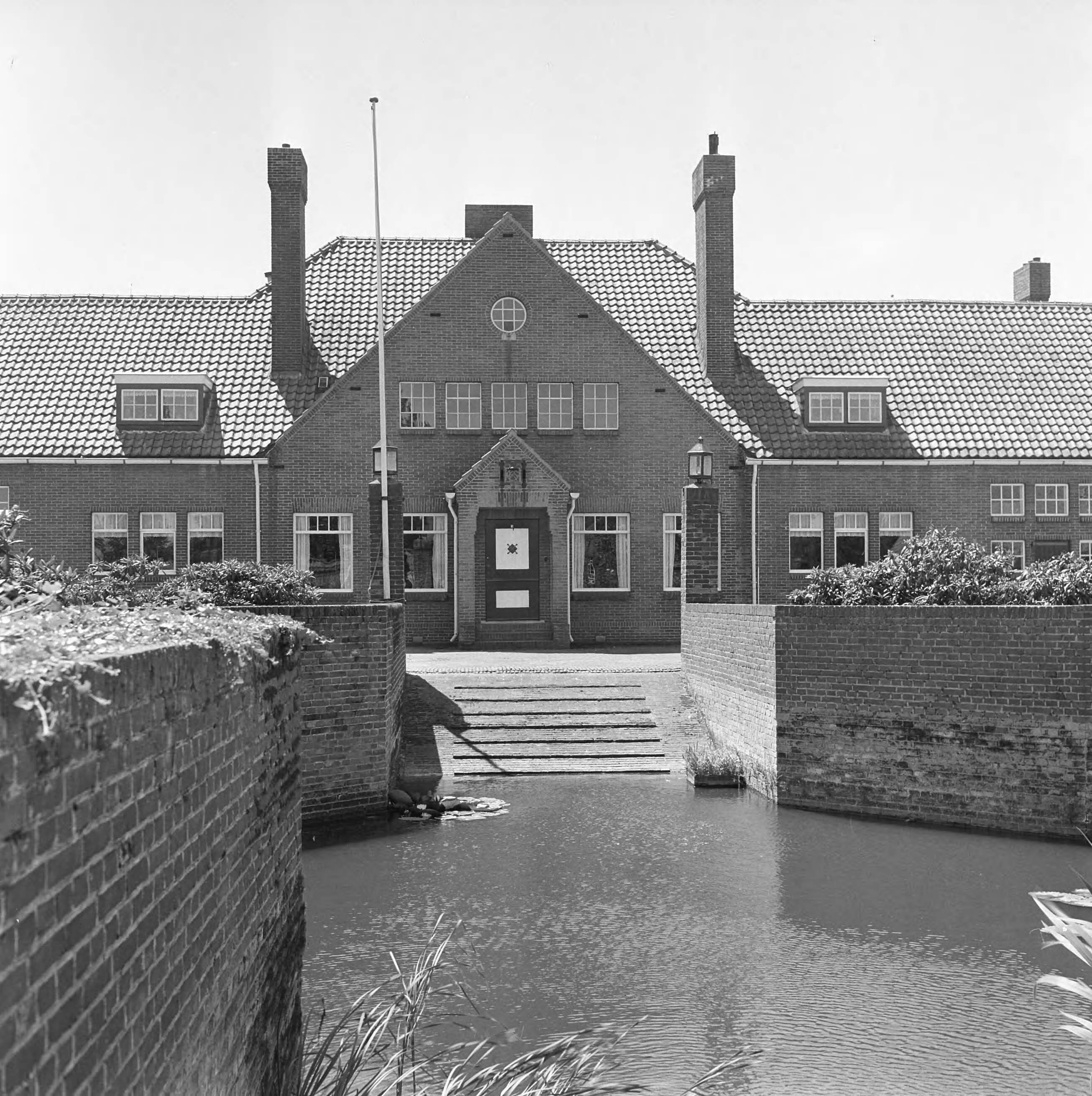 Fotocollectie Nederlandse Heidemaatschappij — Landgoed De Schipborg (Drenthe). Modelboerderij (frontaanzicht) — Foto: Wüllschleger, [...] / Heidemij. Licentie: Set B: Rechtenvrij / Publiek Domein. Bron: Nationaal Archief. http://hdl.handle.net/10648/ae779f50-d0b4-102d-bcf8-003048976d84