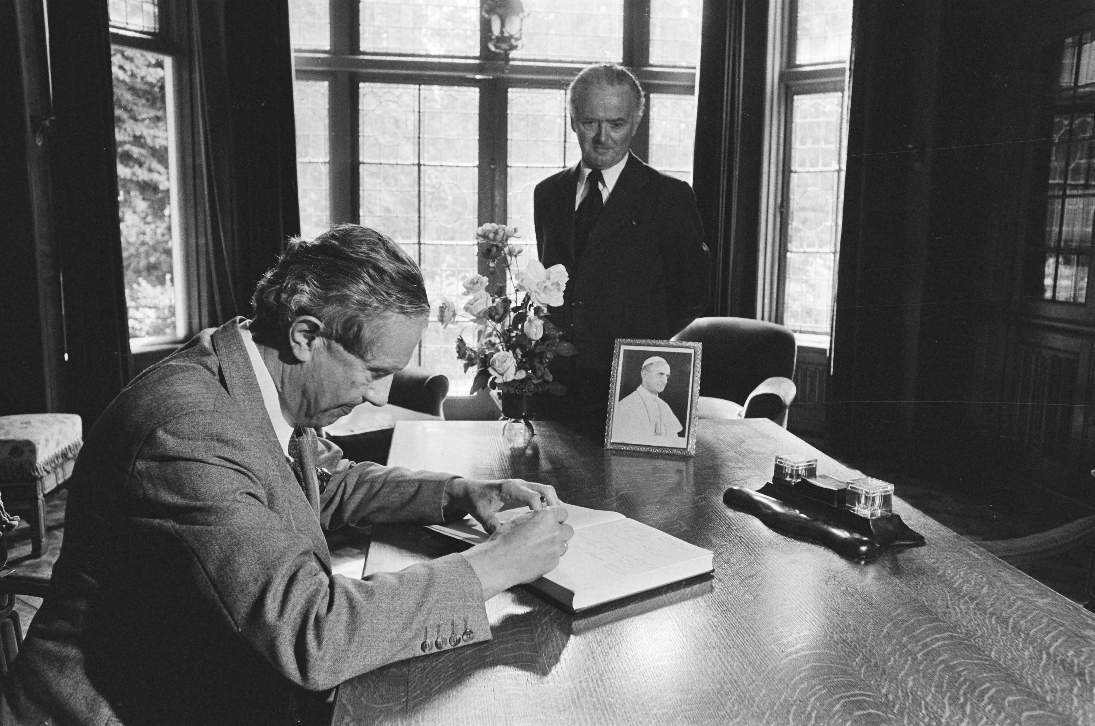 Fotocollectie Anefo — Minister Tuijnman (V en W) tekent namens regering condoleanceregister in verband met overlijden Paus Paulus bij Nuntius in Den Haag — Foto: Verhoeff, Bert / Anefo. Licentie: Set B: Rechtenvrij / Publiek Domein. Bron: Nationaal Archief. http://hdl.handle.net/10648/acb9bf22-d0b4-102d-bcf8-003048976d84