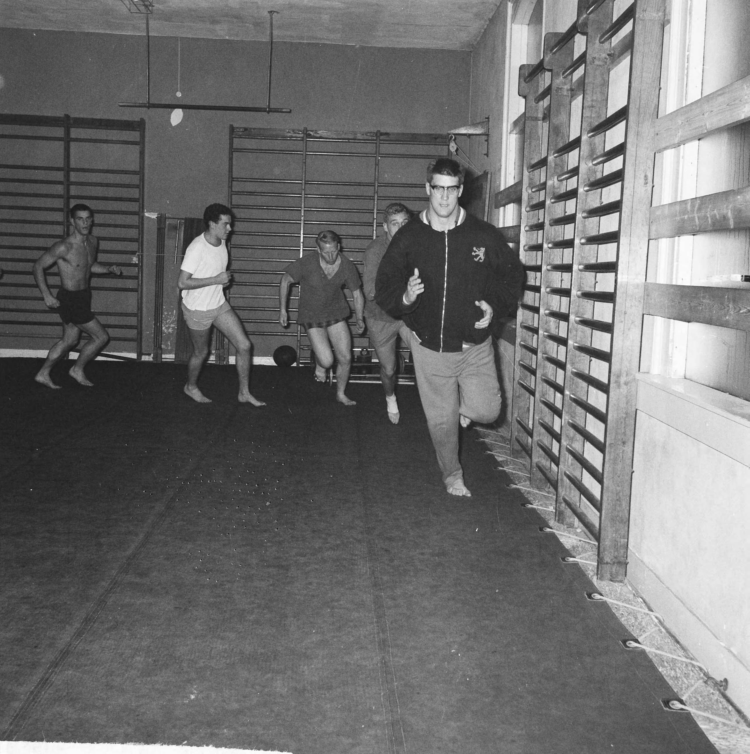 Fotocollectie Anefo — Training van het Nederlands waterpolo zevental door Anton Geesink te Utrecht — Foto: Nijs, Jac. de / Anefo. Licentie: Set B: Rechtenvrij / Publiek Domein. Bron: Nationaal Archief. http://hdl.handle.net/10648/aa1e53a4-d0b4-102d-bcf8-003048976d84