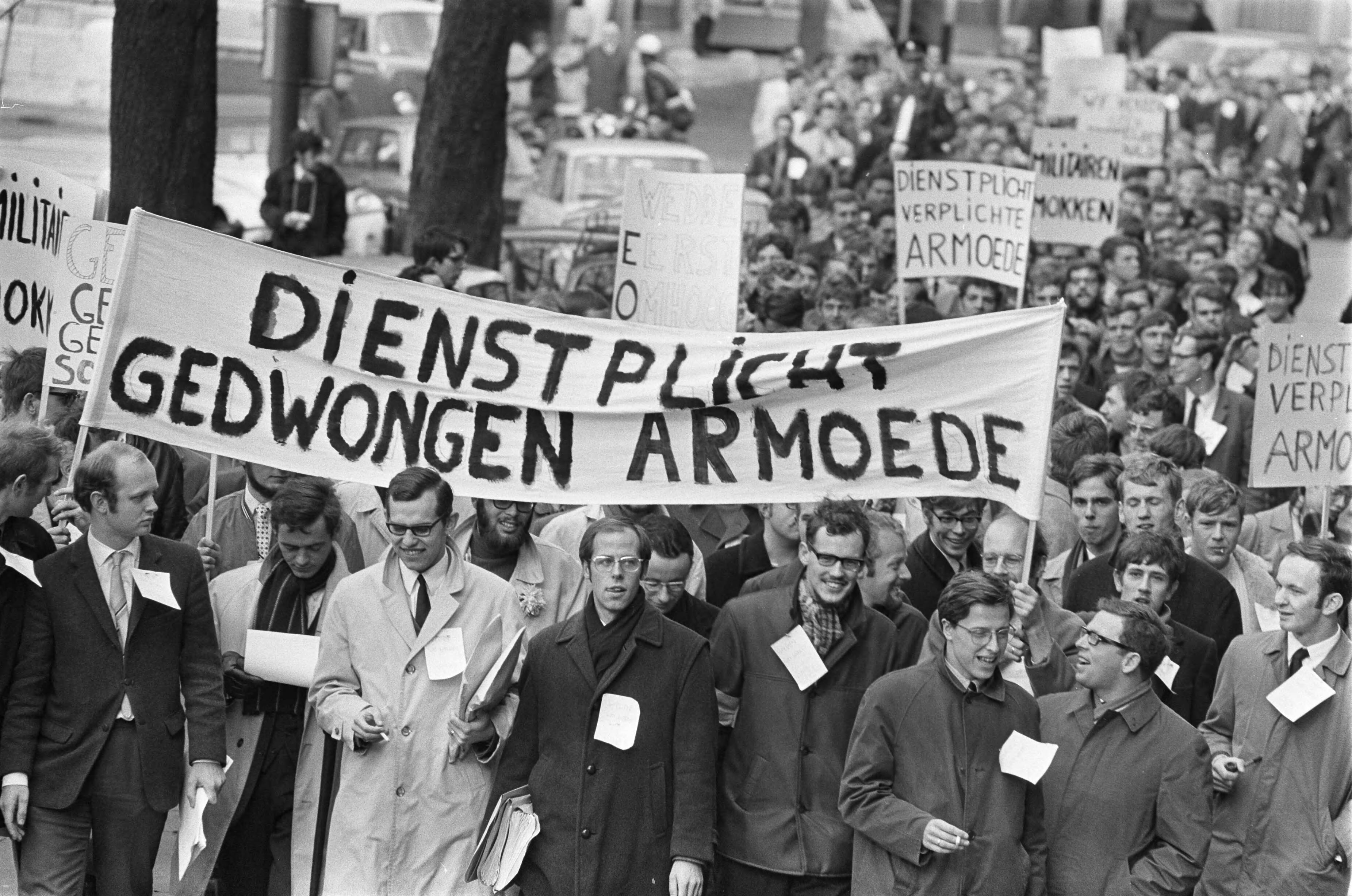 Fotocollectie Anefo — Dienstplichtige militairen demonstreren met borden voor meer salaris Den Haag — Foto: Evers, Joost / Anefo. Licentie: Set B: Rechtenvrij / Publiek Domein. Bron: Nationaal Archief. http://hdl.handle.net/10648/ab7f2ff2-d0b4-102d-bcf8-003048976d84