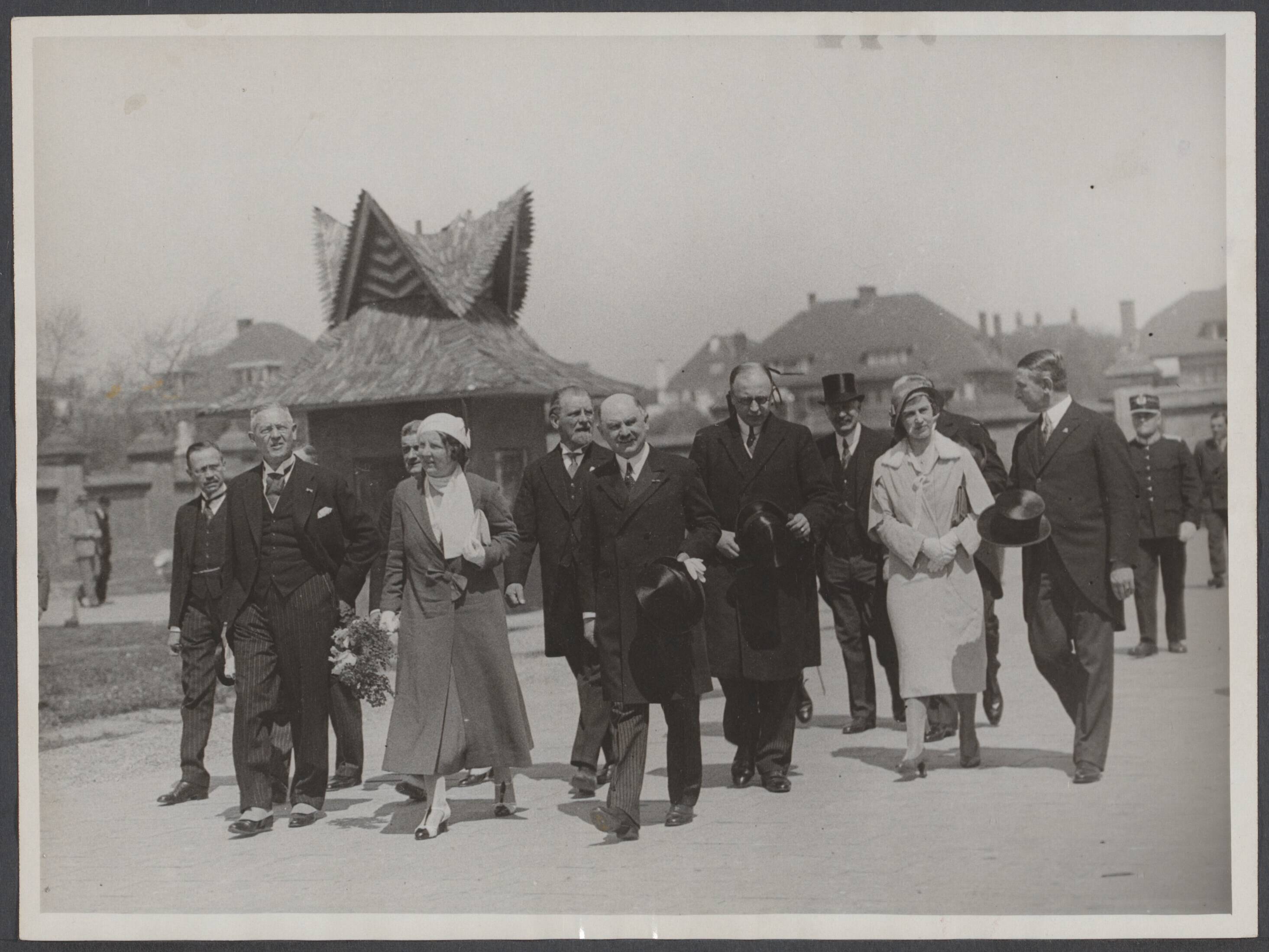Koloniale tentoonstellingen, Den Haag 1932 - Nederland — Prinses Juliana opende de Indische tentoonstelling in het Westbroekpark te Den Haag. Daarna maakte zij een rondgang met verschillende autoriteiten, zij wordt geflankeerd door oud-minister van Kolonién Welter (links) en de Haagse burgemeester Bosch van Rosenthal — Foto: N.V. Vereenigde Fotobureaux. Licentie: Set B: Rechtenvrij / Publiek Domein. Bron: Nationaal Archief. http://hdl.handle.net/10648/84fc6fdf-13dc-2536-226f-7c05e8ad736b