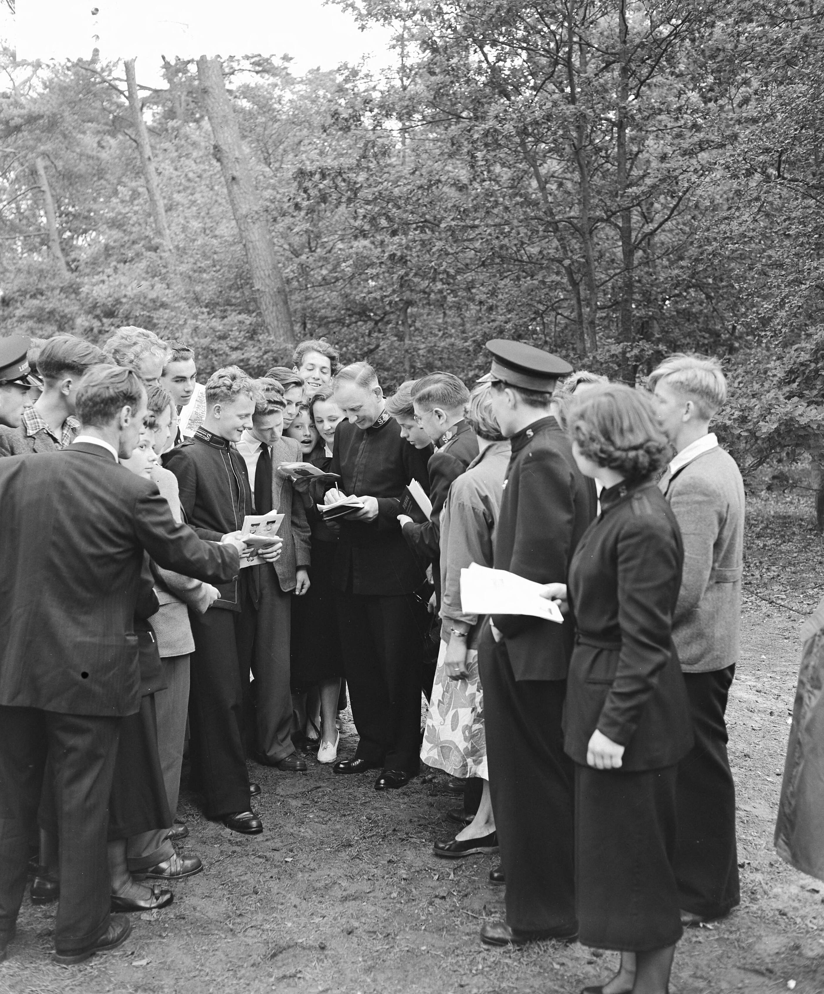 Fotocollectie Anefo — Nationale Velddag van het Leger des Heils te Baarn (jeugddag). Kolonel Westergaard uit Londen deelt handtekeningen uit — Foto: Rossem, Wim van / Anefo. Licentie: Set B: Rechtenvrij / Publiek Domein. Bron: Nationaal Archief. http://hdl.handle.net/10648/a9242f6e-d0b4-102d-bcf8-003048976d84