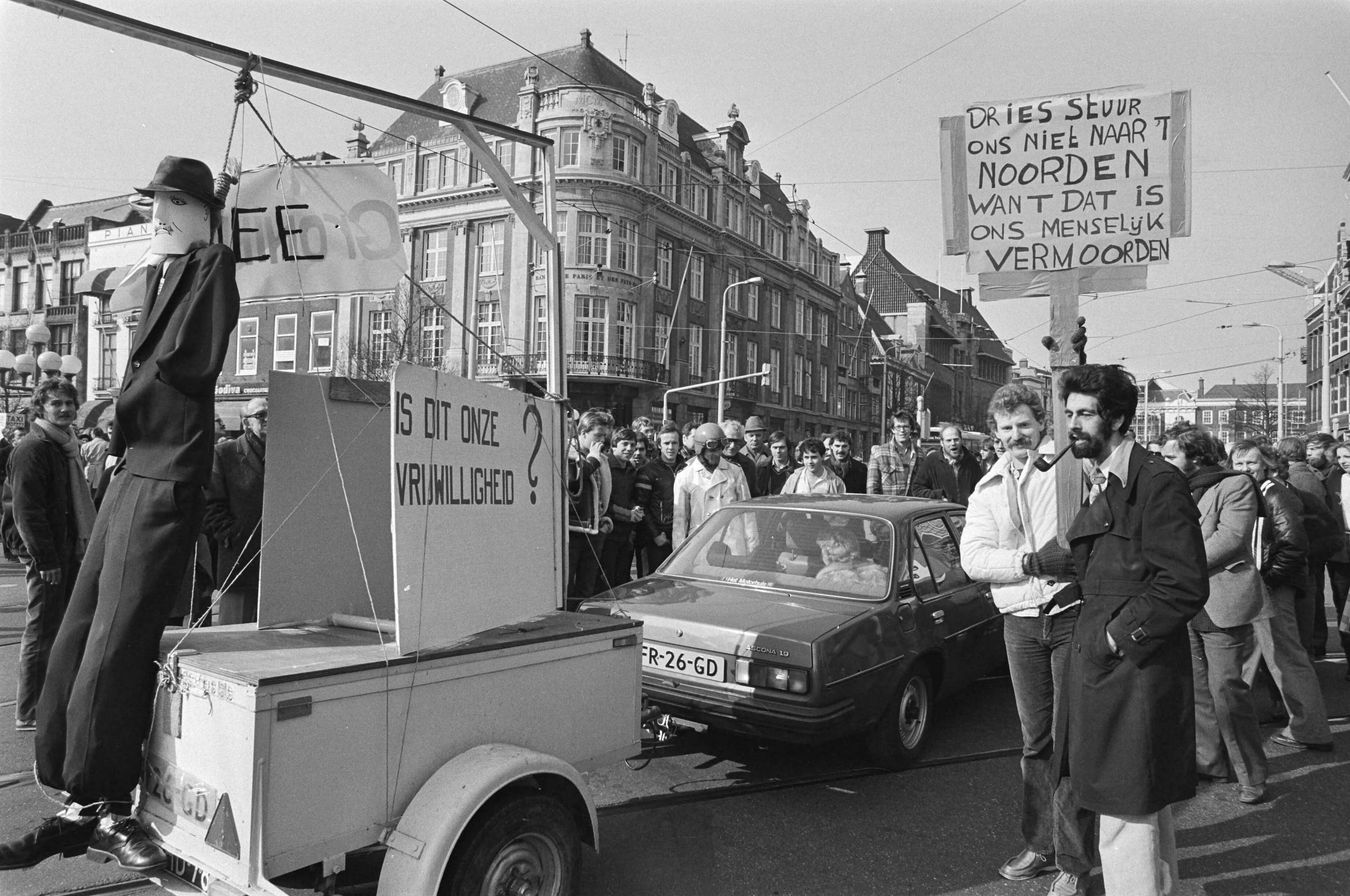 Fotocollectie Anefo — PTT-ers blokkeren verkeer in Den Haag uit protest tegen overplaatsing naar Groningen (spreidingsbeleid) — Foto: Suyk, Koen / Anefo. Licentie: Set B: Rechtenvrij / Publiek Domein. Bron: Nationaal Archief. http://hdl.handle.net/10648/acdb86ac-d0b4-102d-bcf8-003048976d84