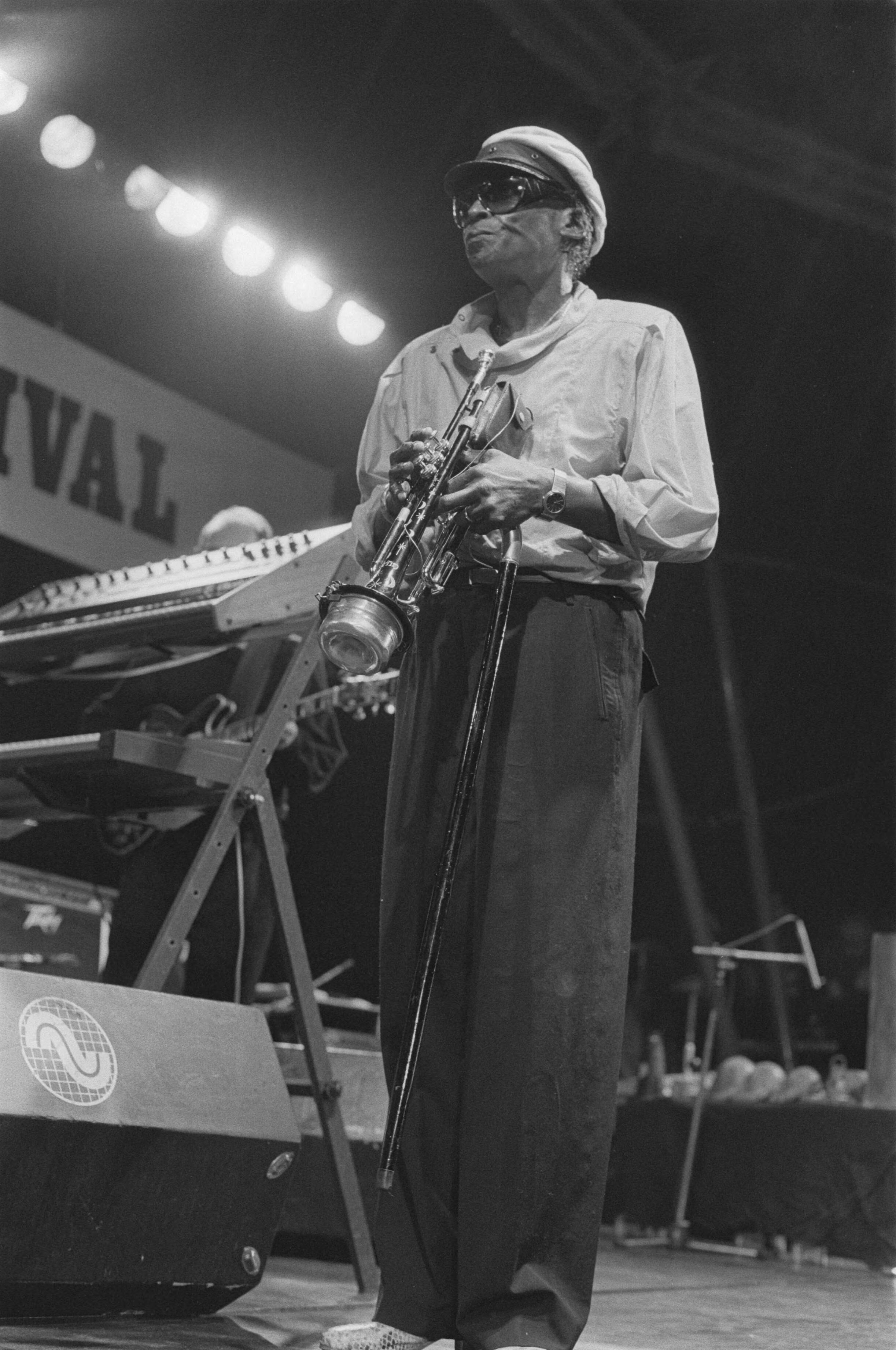 Fotocollectie Anefo — North Sea Jazzfestival in Den Haag ; Miles Davies — Foto: Bogaerts, Rob / Anefo. Licentie: Set B: Rechtenvrij / Publiek Domein. Bron: Nationaal Archief. http://hdl.handle.net/10648/ad3b4e48-d0b4-102d-bcf8-003048976d84